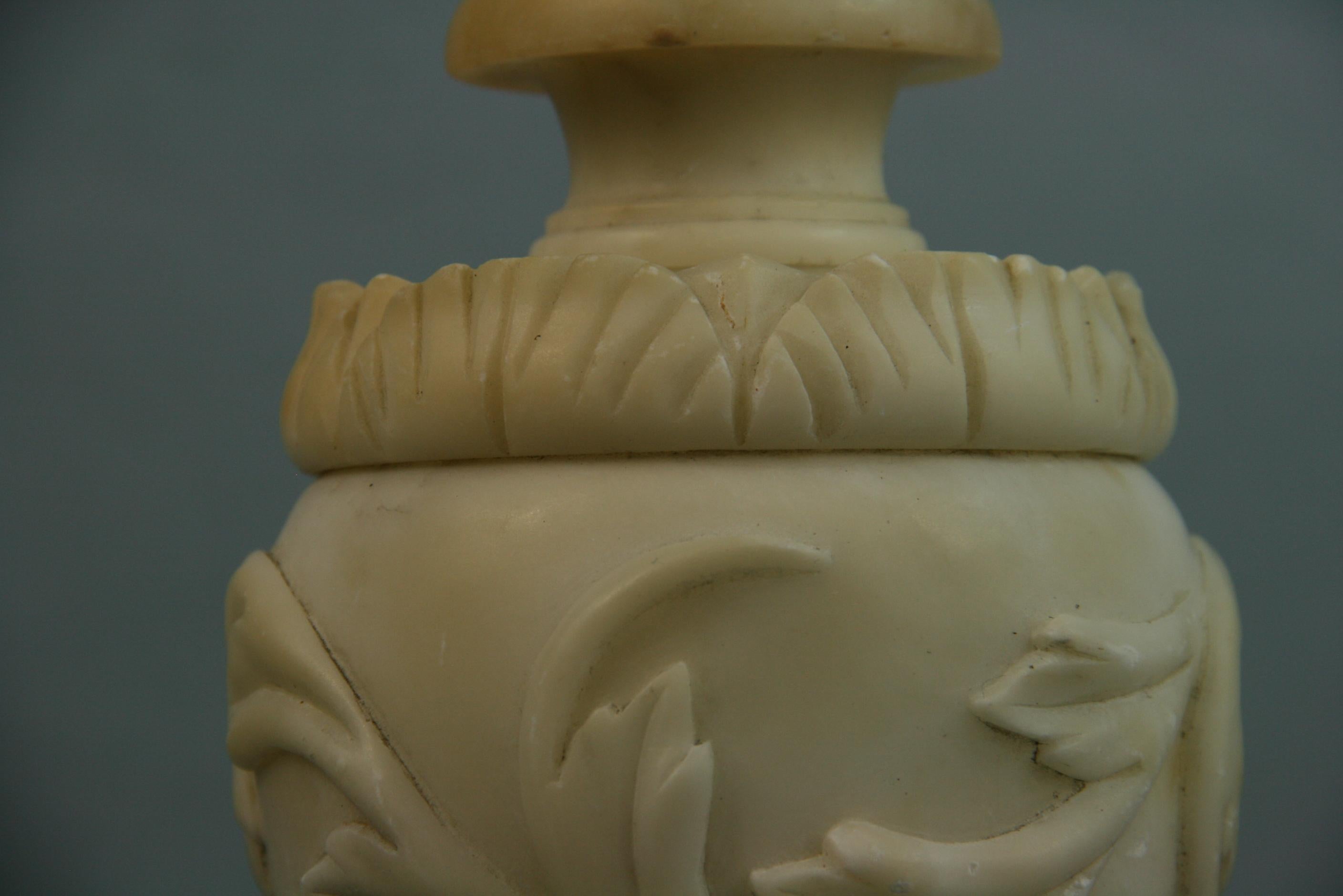 Italian Alabaster Lamp with Leaf Motif For Sale 1