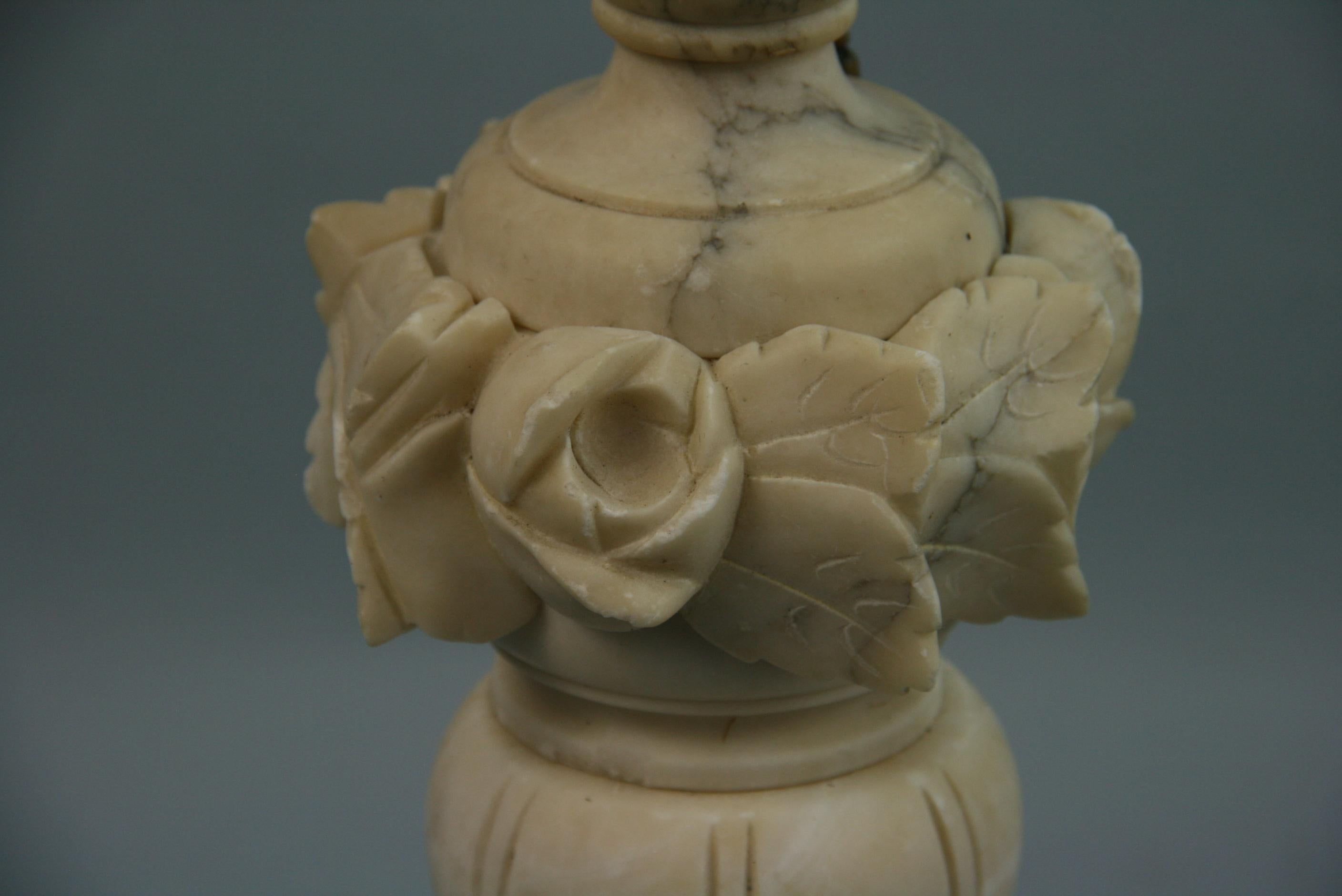 Italian Alabaster Lamp with Rose and Leaf Motif In Good Condition For Sale In Douglas Manor, NY