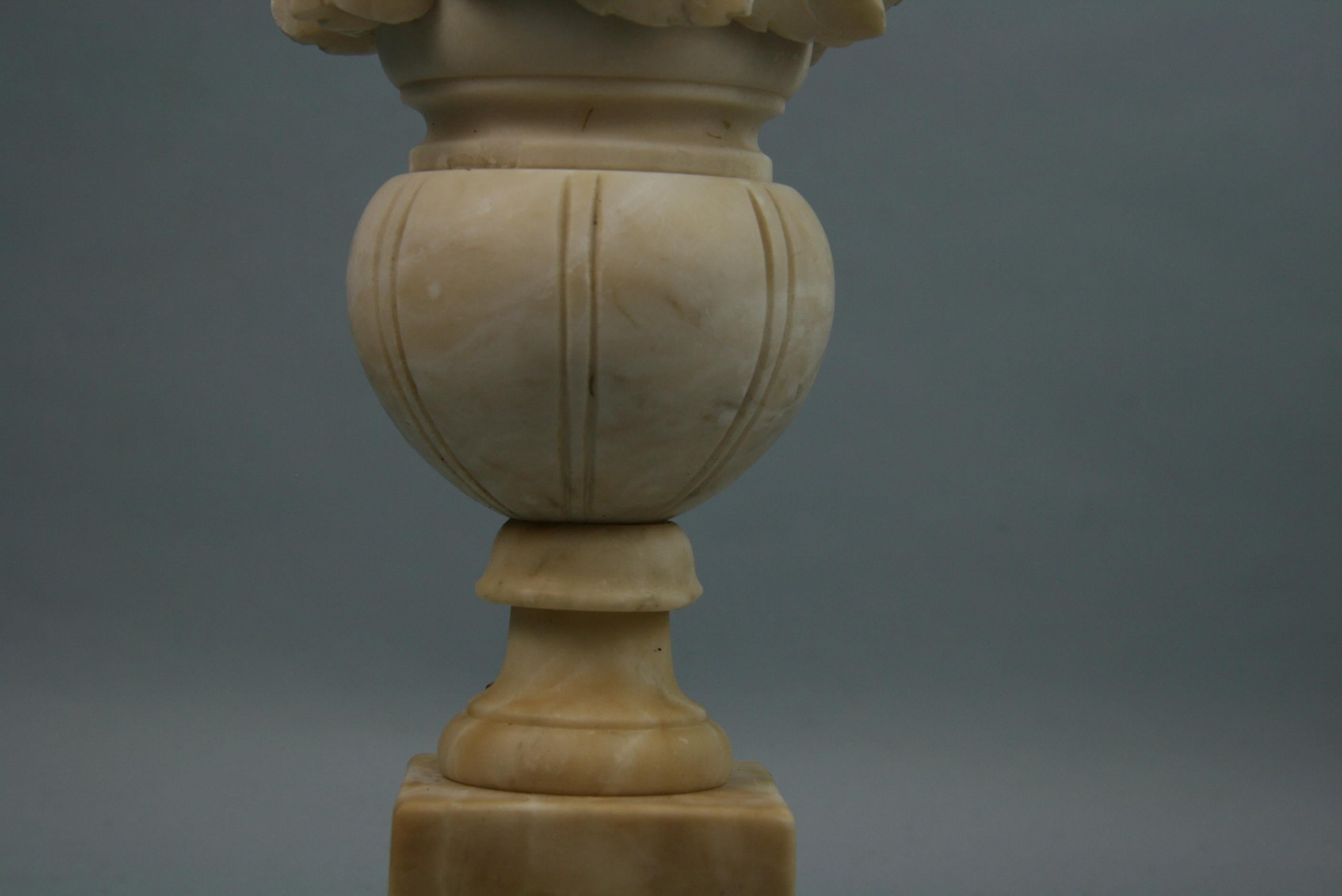 Italian Alabaster Lamp with Rose and Leaf Motif For Sale 3