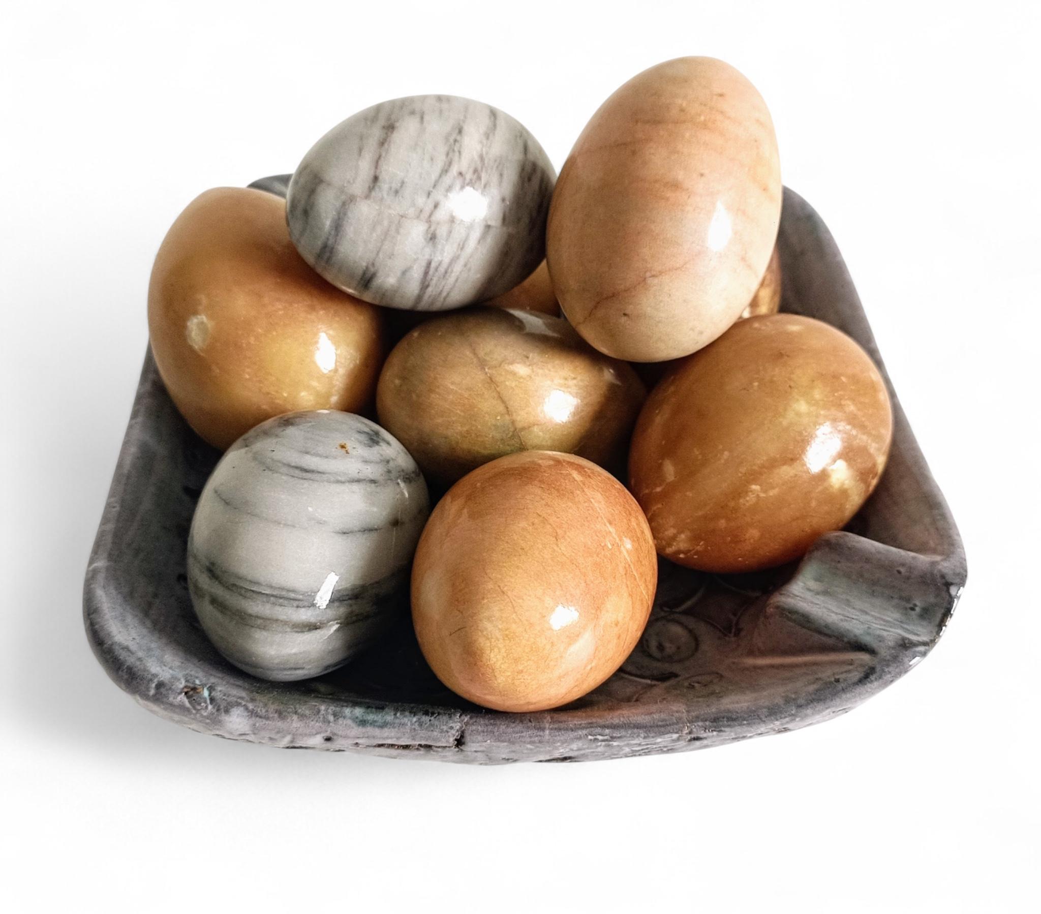 Italian Alabaster Marble and Onix Egg Sculptures, Set of Nine, 1970s en vente 7