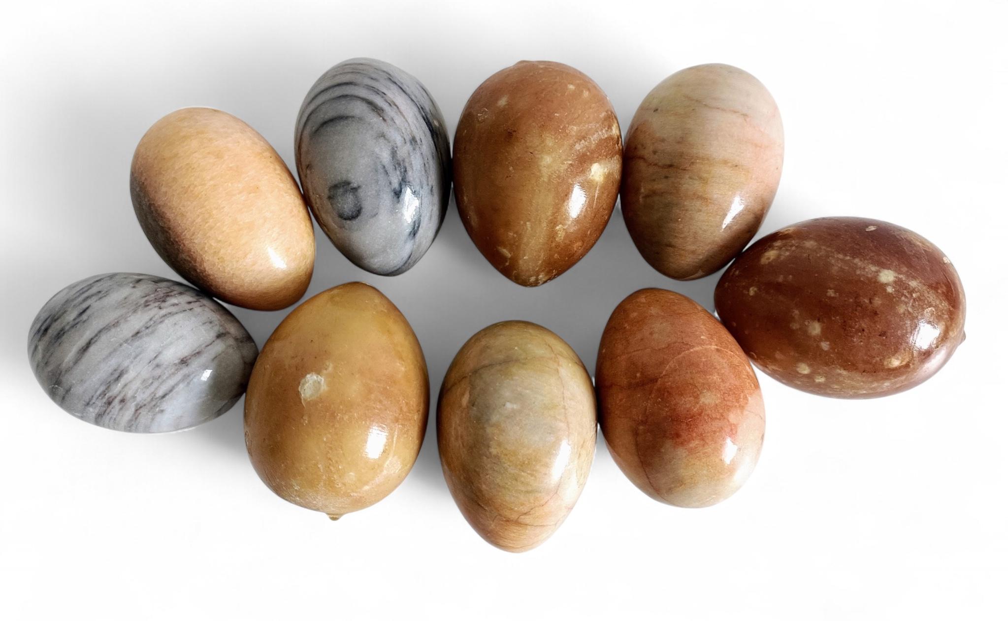 Italian Alabaster Marble and Onix Egg Sculptures, Set of Nine, 1970s en vente 9