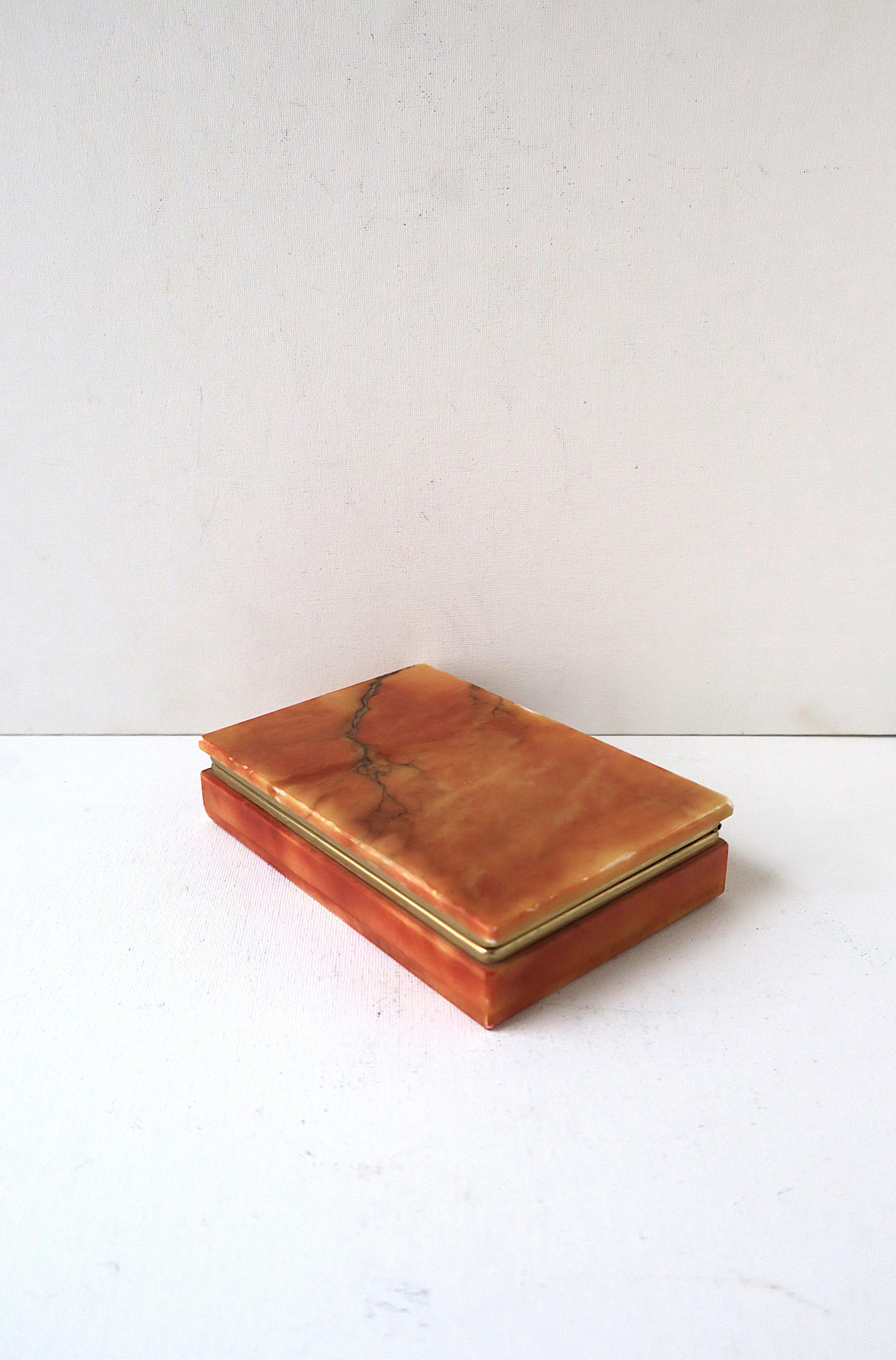 Caja italiana de mármol alabastro de color naranja/rojo coral, diseño Ottone Garantito, estilo moderno de los años 70, Italia. Este baratillo o joyero italiano es totalmente de mármol de alabastro y tiene una tapa abatible chapada en latón de fácil