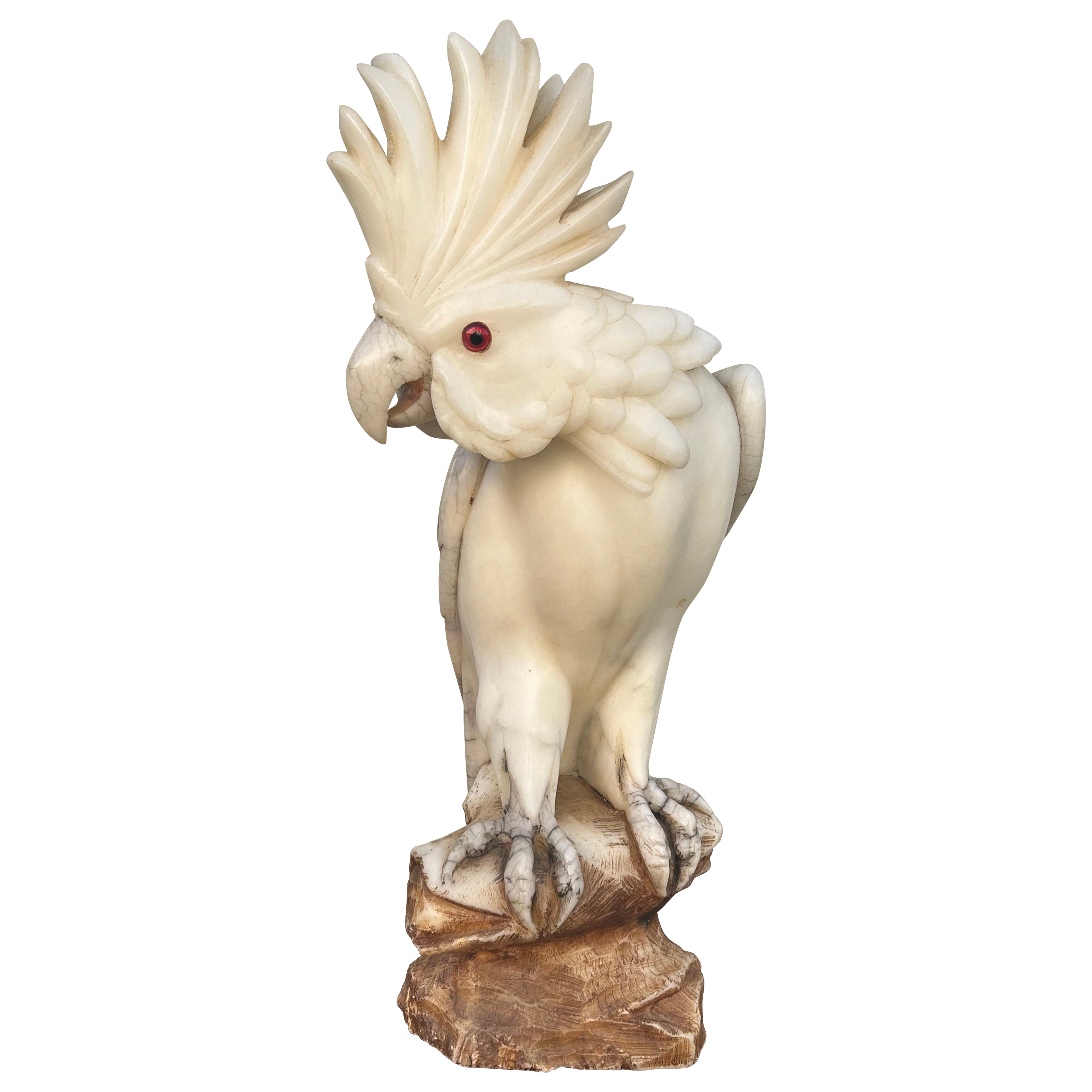 Cockatiel perché en albâtre et marbre italien avec Yeux en verre ambré, C.C. 1890 en vente