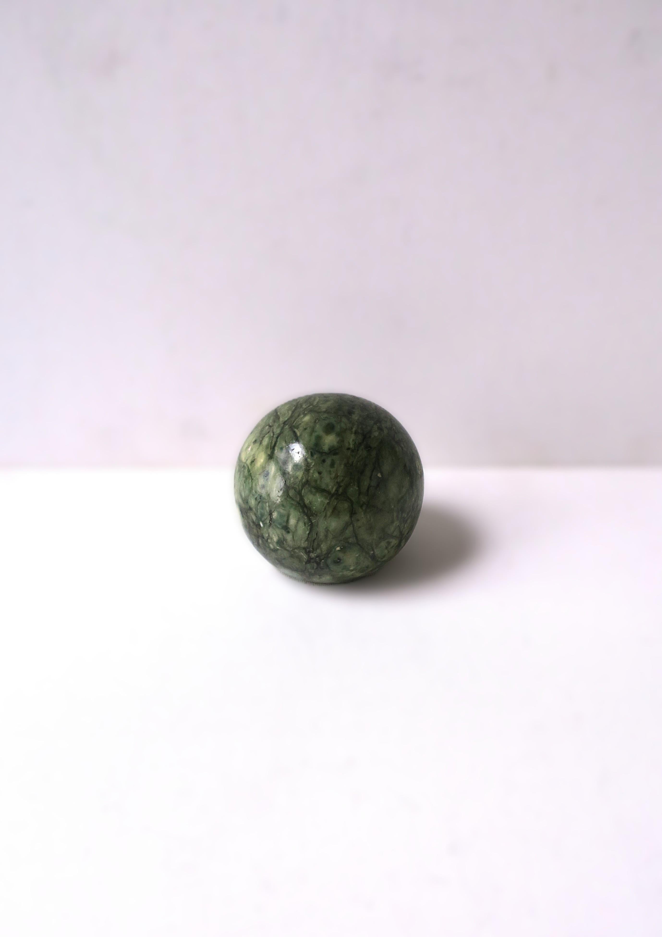 Sfera decorativa in marmo verde muschio e alabastro nero, periodo di design italiano dal Midcentury Modern al '70 Modern, circa metà o fine del XX secolo, anni '60, '70, Italia. Un grande oggetto decorativo per un ufficio, una scrivania, uno