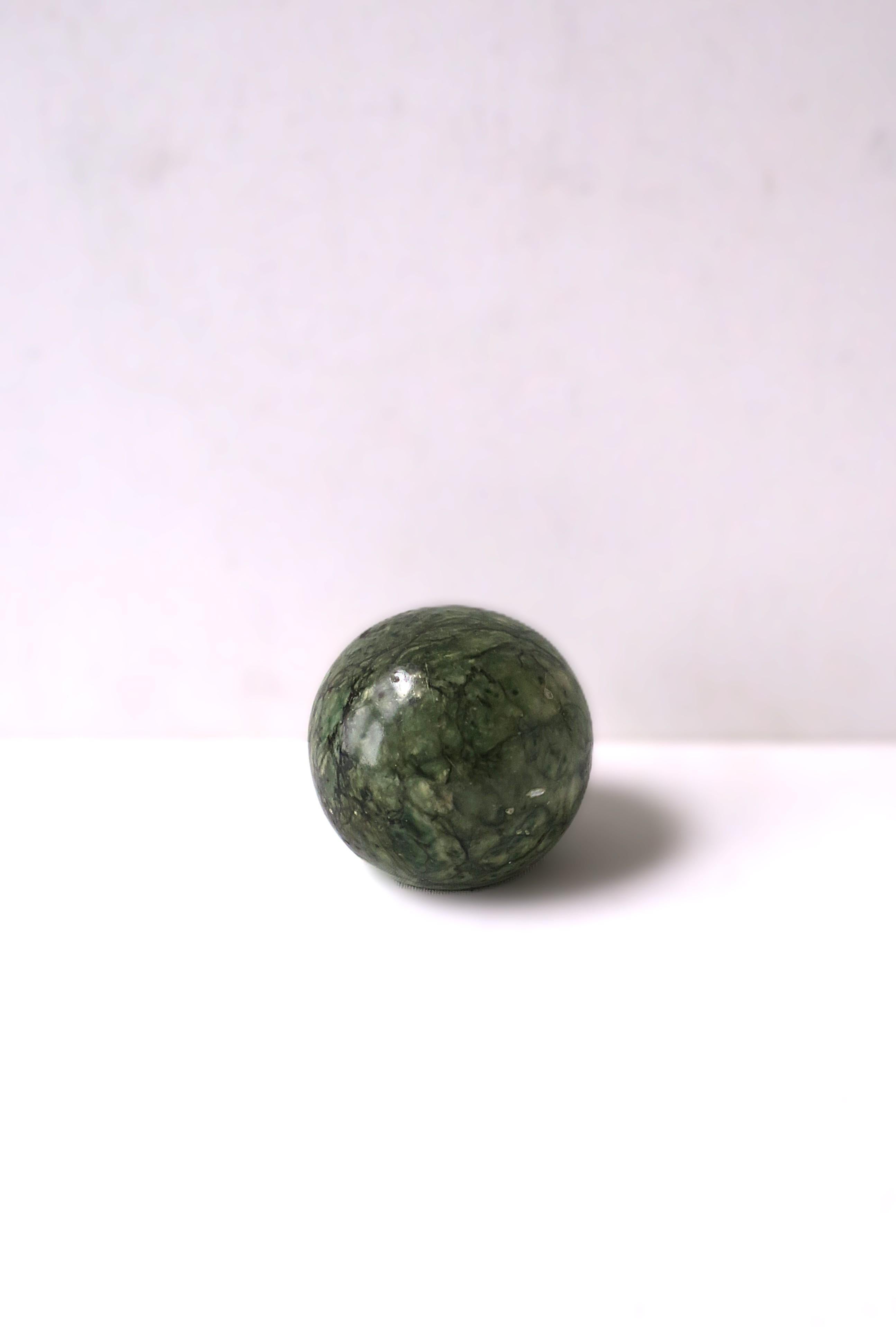 Mid-Century moderno Sfera di marmo di alabastro italiano in vendita