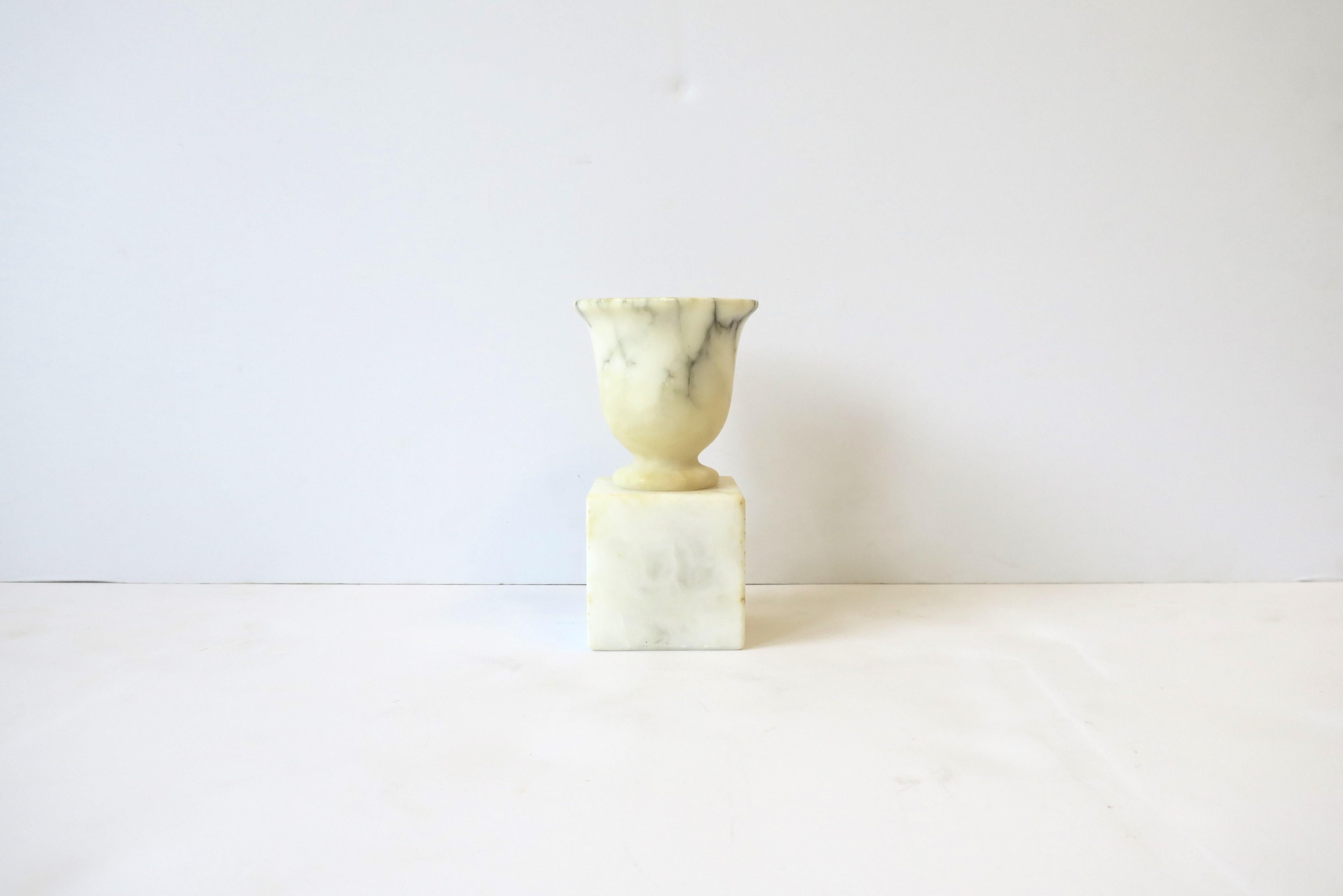 Italian Alabaster Marble Urn Neoclassical Style Decorative Object In Good Condition In New York, NY