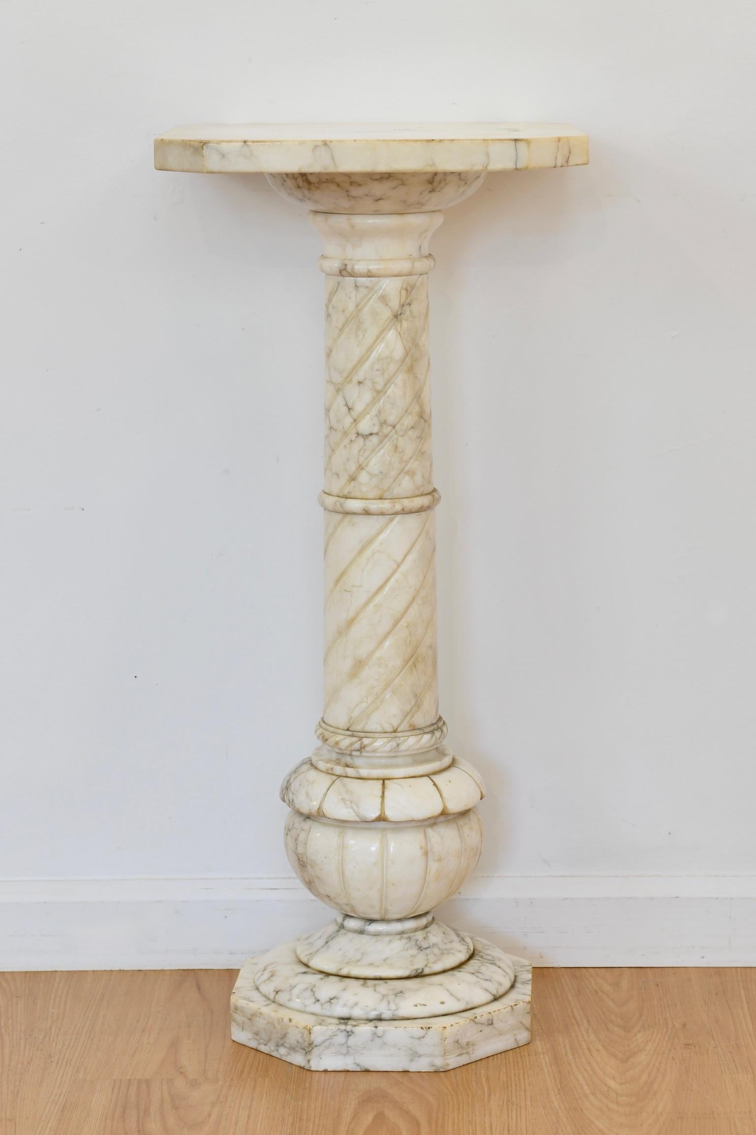 Alabaster pedestal, made in Italy. Dimensions: 14