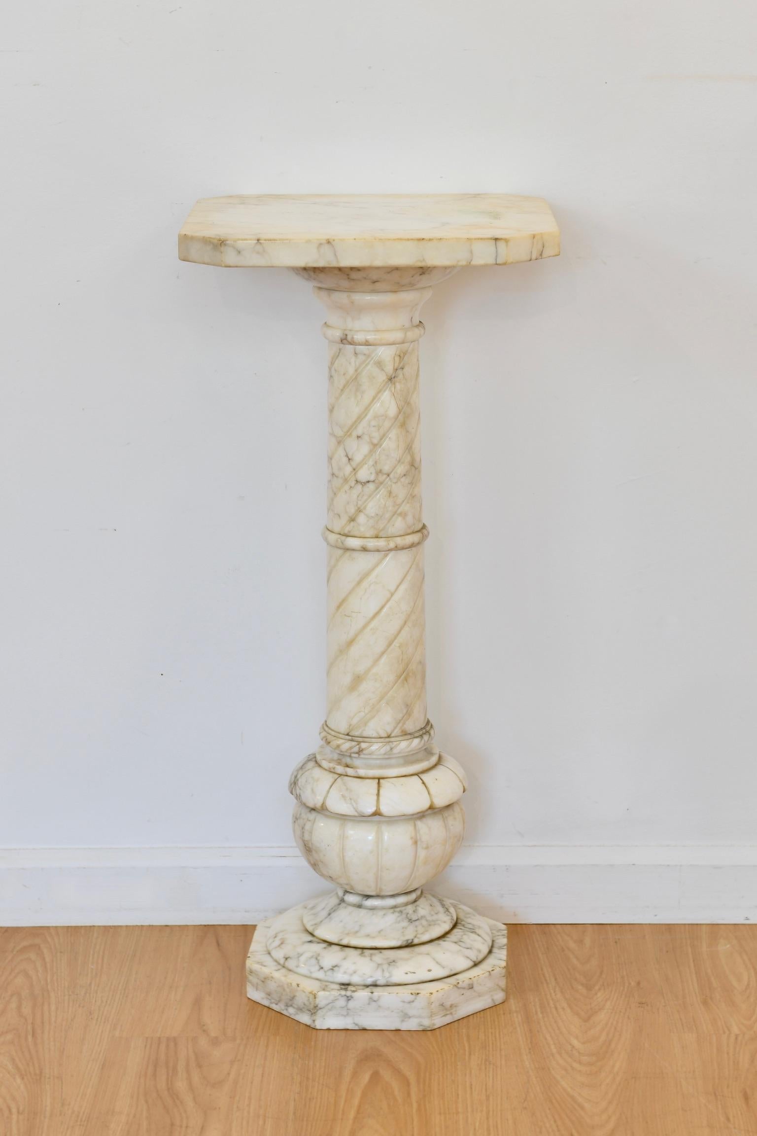 Italian Alabaster Pedestal In Good Condition In Brooklyn, NY
