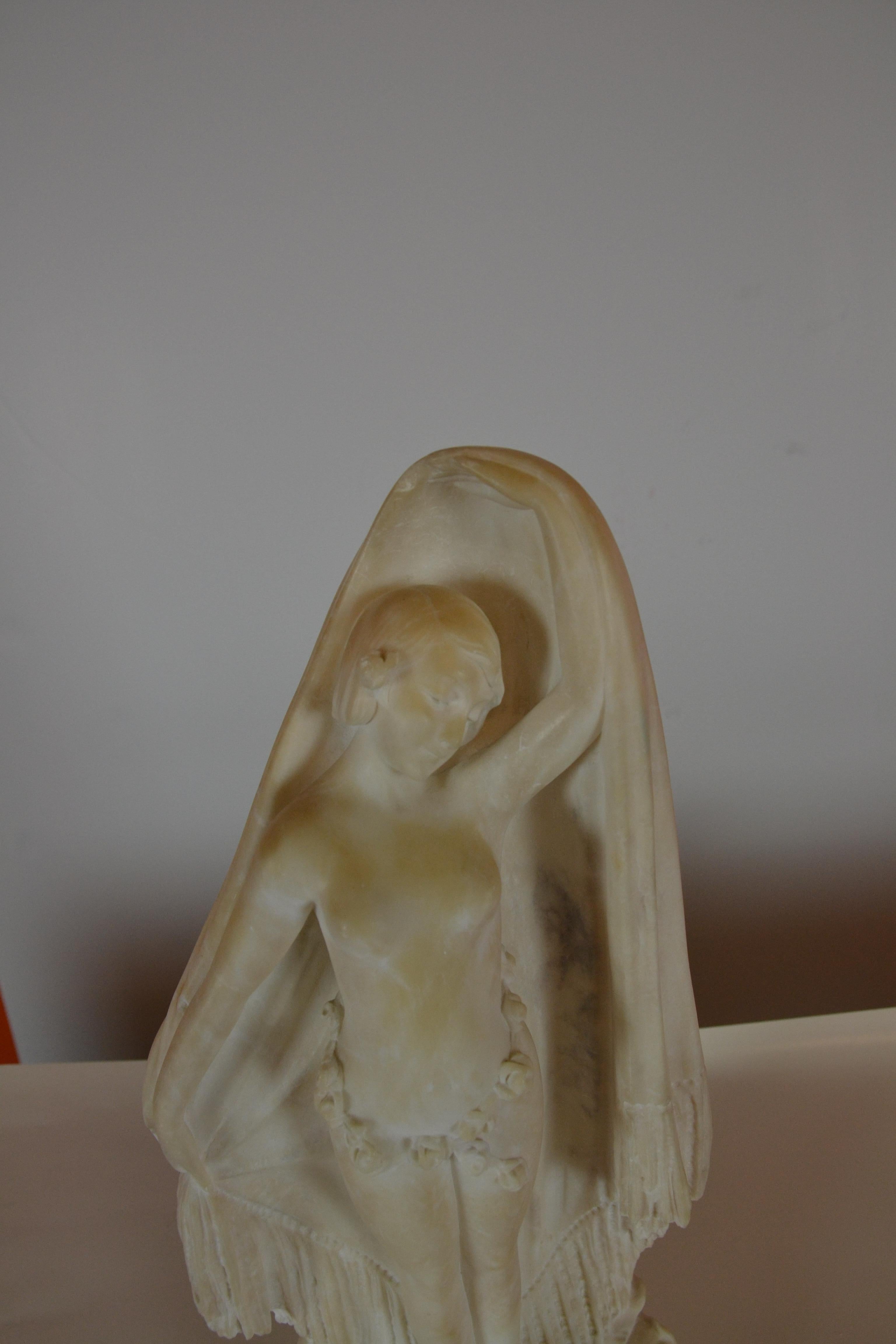 Statue italienne en albâtre représentant une jeune fille.