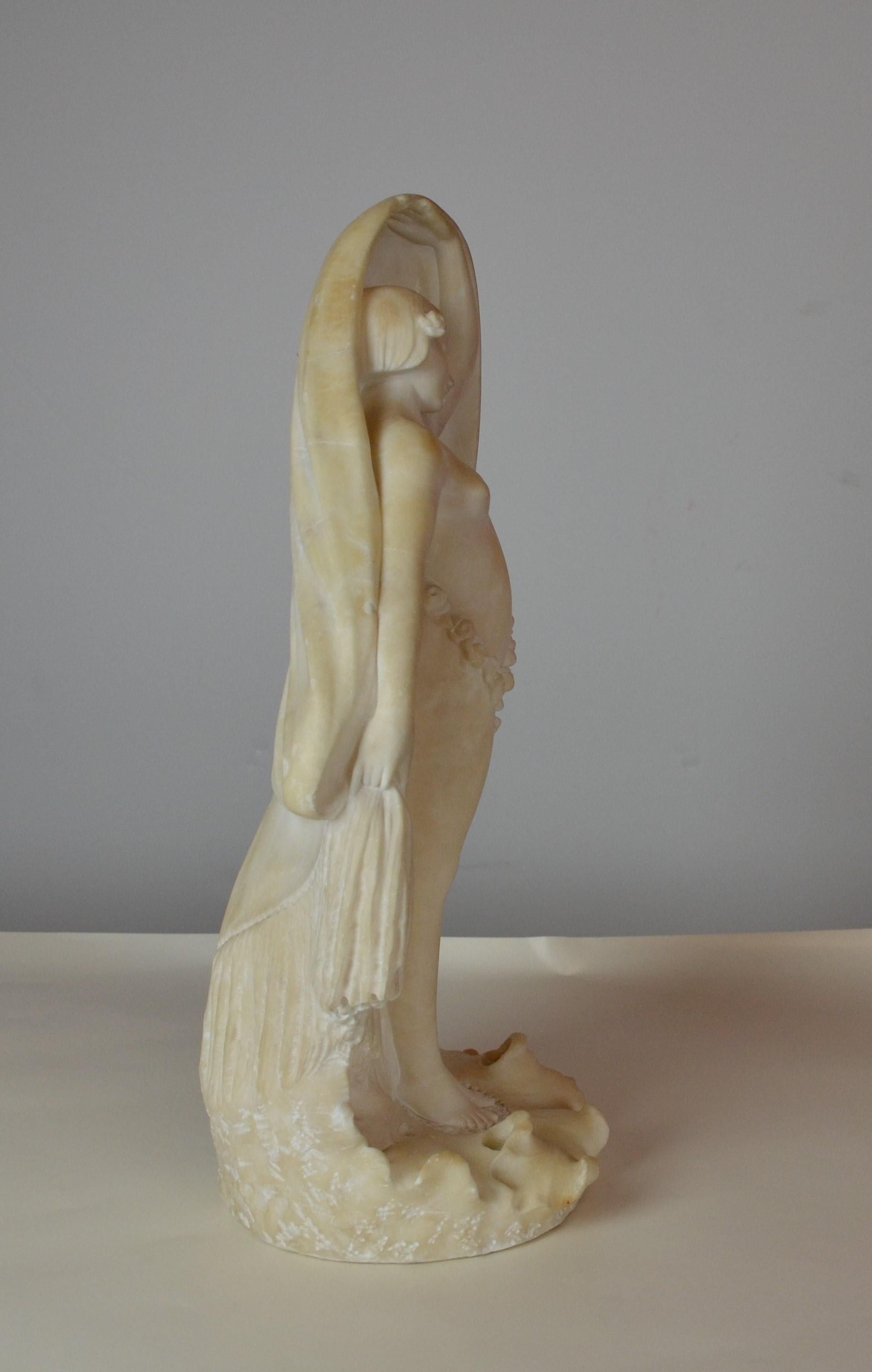 Statue italienne d'une fille en albâtre en vente 1