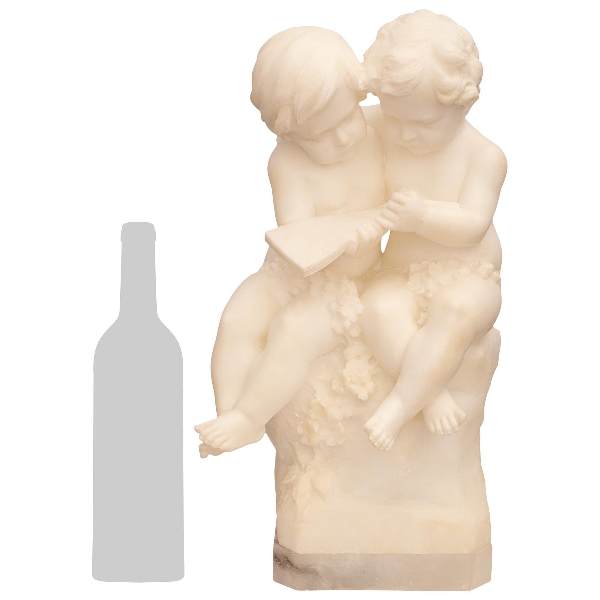 Una graziosa e affascinante statua in alabastro di fine secolo di due putti, firmata da Eugenio Battiglia. Questa adorabile statua poggia su una base quadrata in alabastro che sostiene i due cherubini sovrastanti. Splendide ghirlande floreali,