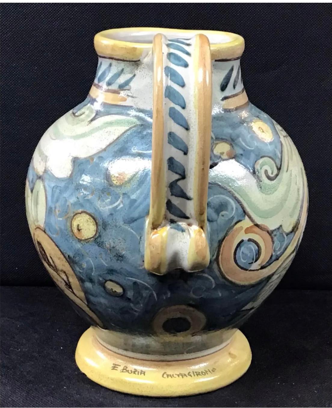 Ein eindrucksvoll geformtes, antikes, handbemaltes Keramikgefäß aus Faenza Majolika. Hergestellt in den frühen 1900er Jahren. Die Kanne ist mit einem farbenfrohen floralen und abstrakten Design verziert. Das Gefäß ist in einem ausgezeichneten