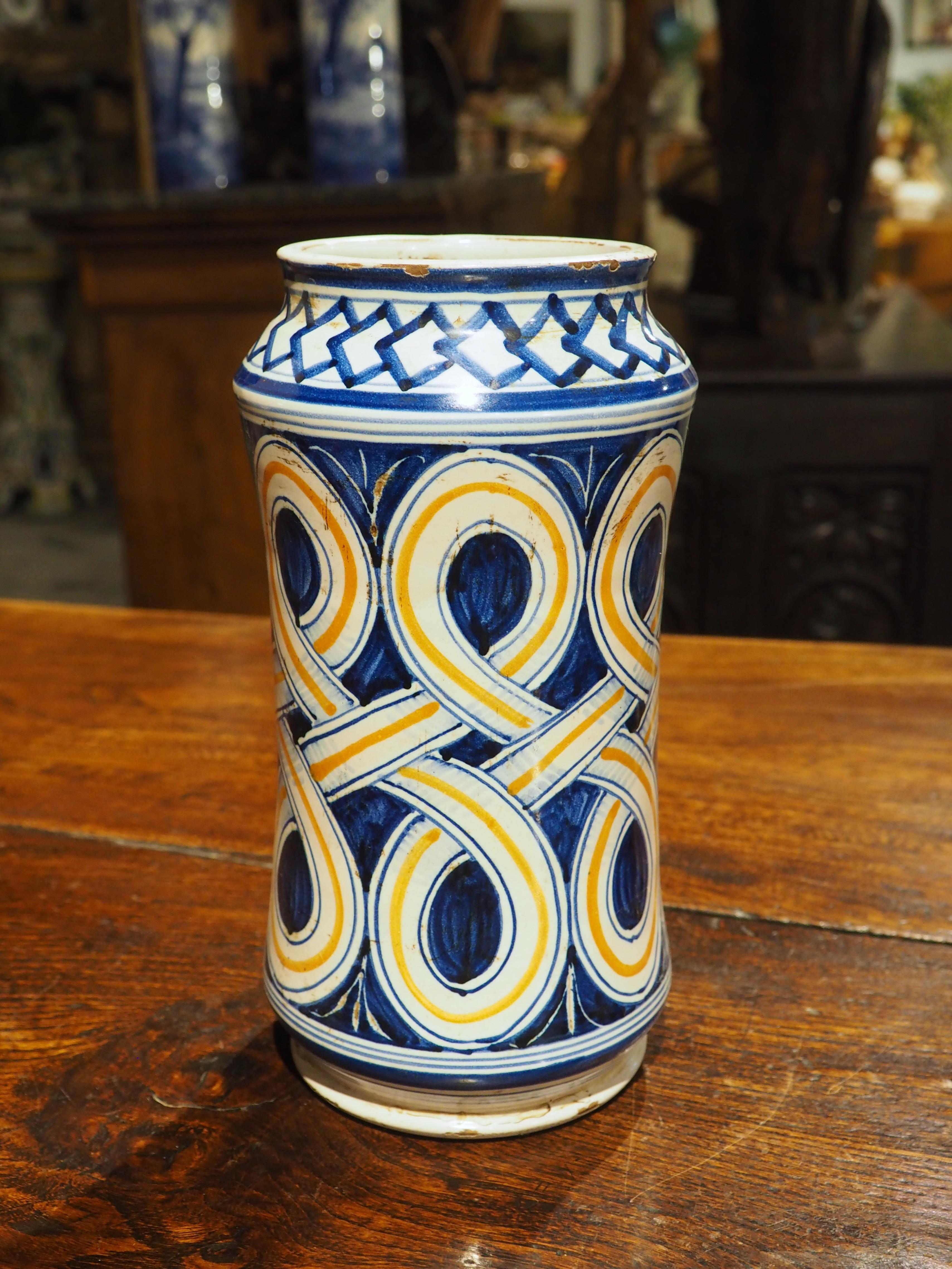 Jarra italiana de albarelo con motivos de bandas entrelazadas, S. XIX en venta 3