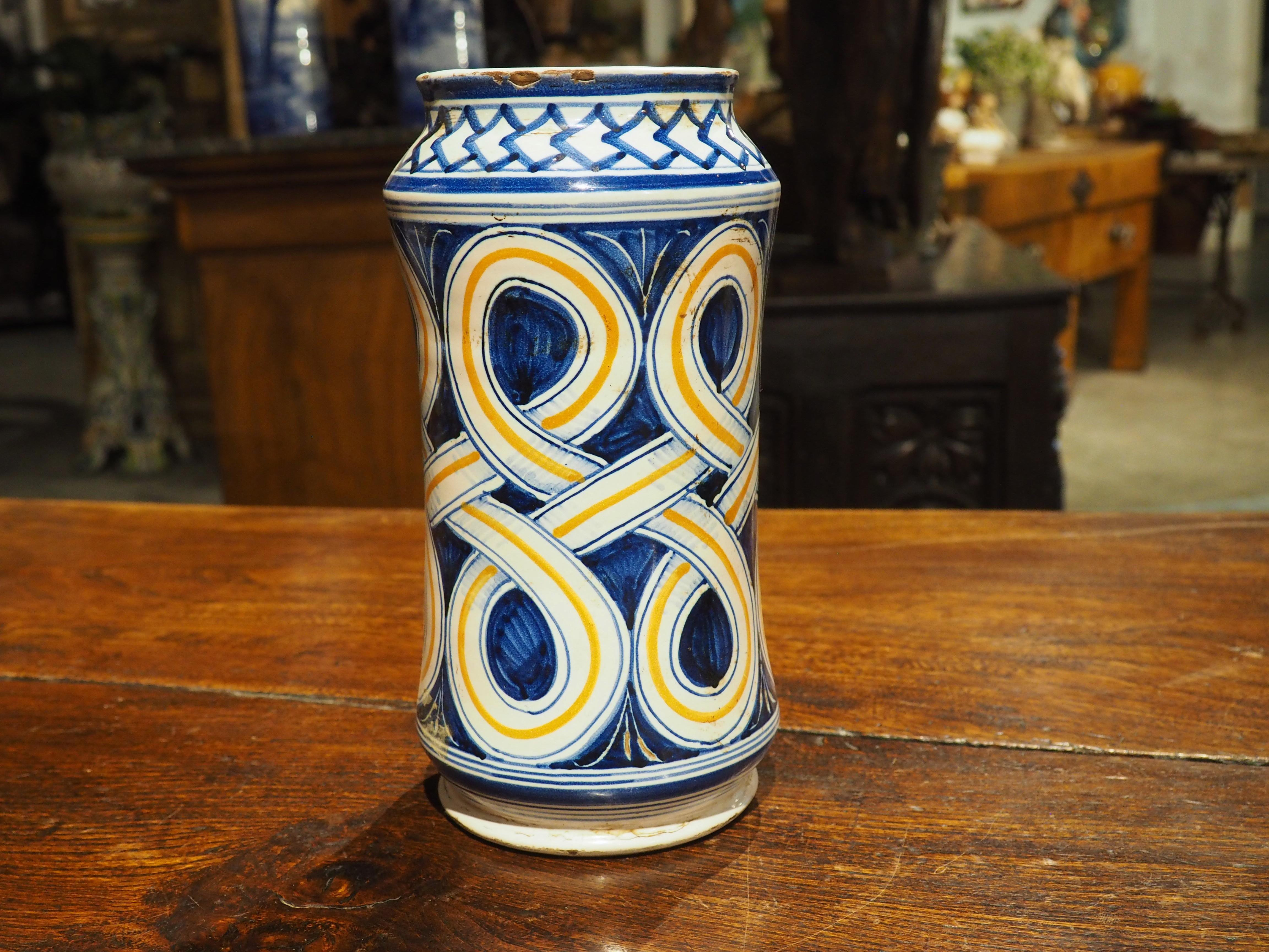 Jarra italiana de albarelo con motivos de bandas entrelazadas, S. XIX en venta 5