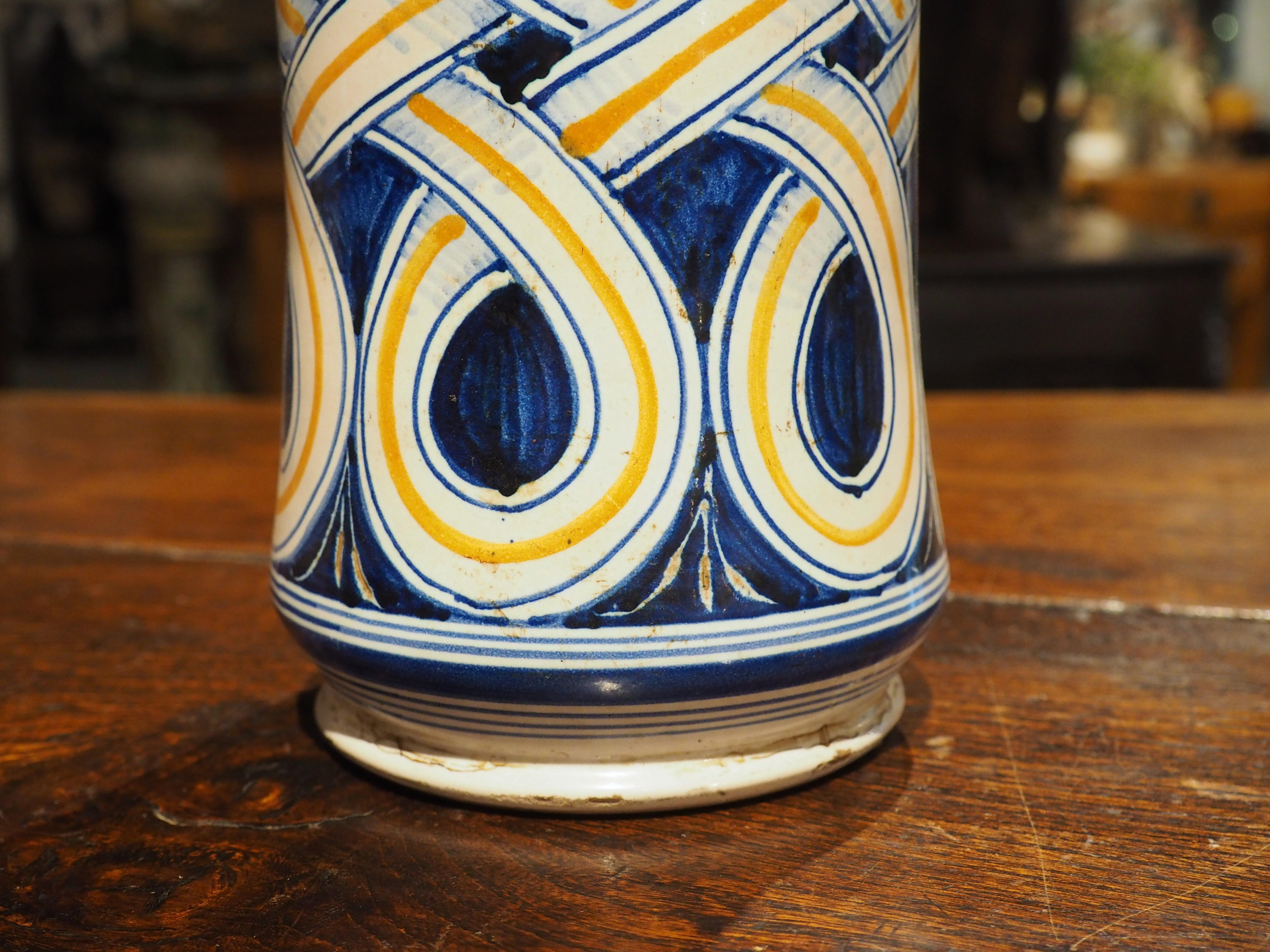 Jarra italiana de albarelo con motivos de bandas entrelazadas, S. XIX Pintado a mano en venta