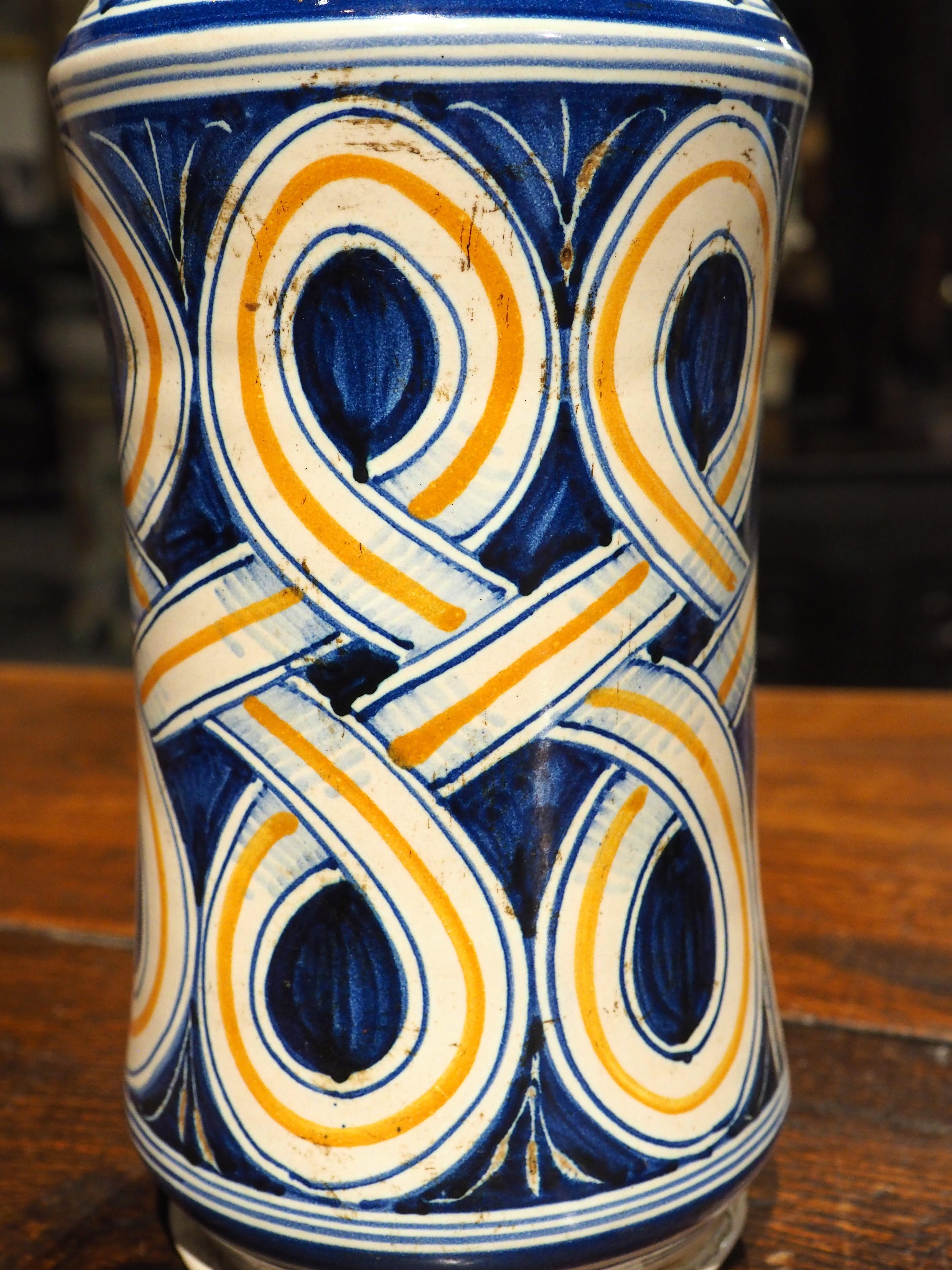 Jarra italiana de albarelo con motivos de bandas entrelazadas, S. XIX en Bueno estado para la venta en Dallas, TX