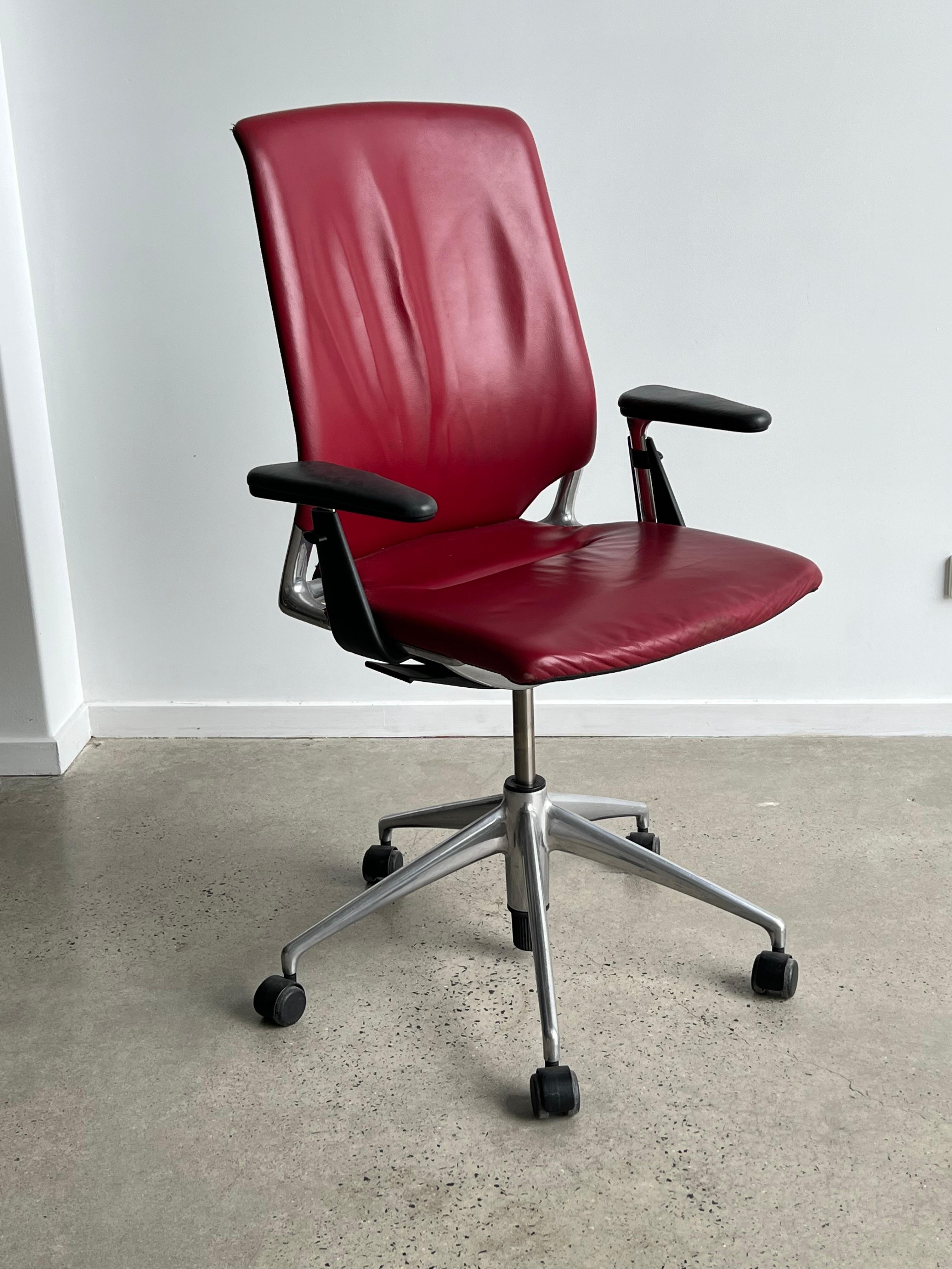 Bürostuhl aus rotem Leder und Aluminium, verstellbar, von Alberto Meda für Vitra 1990
Perfekter Betriebszustand.