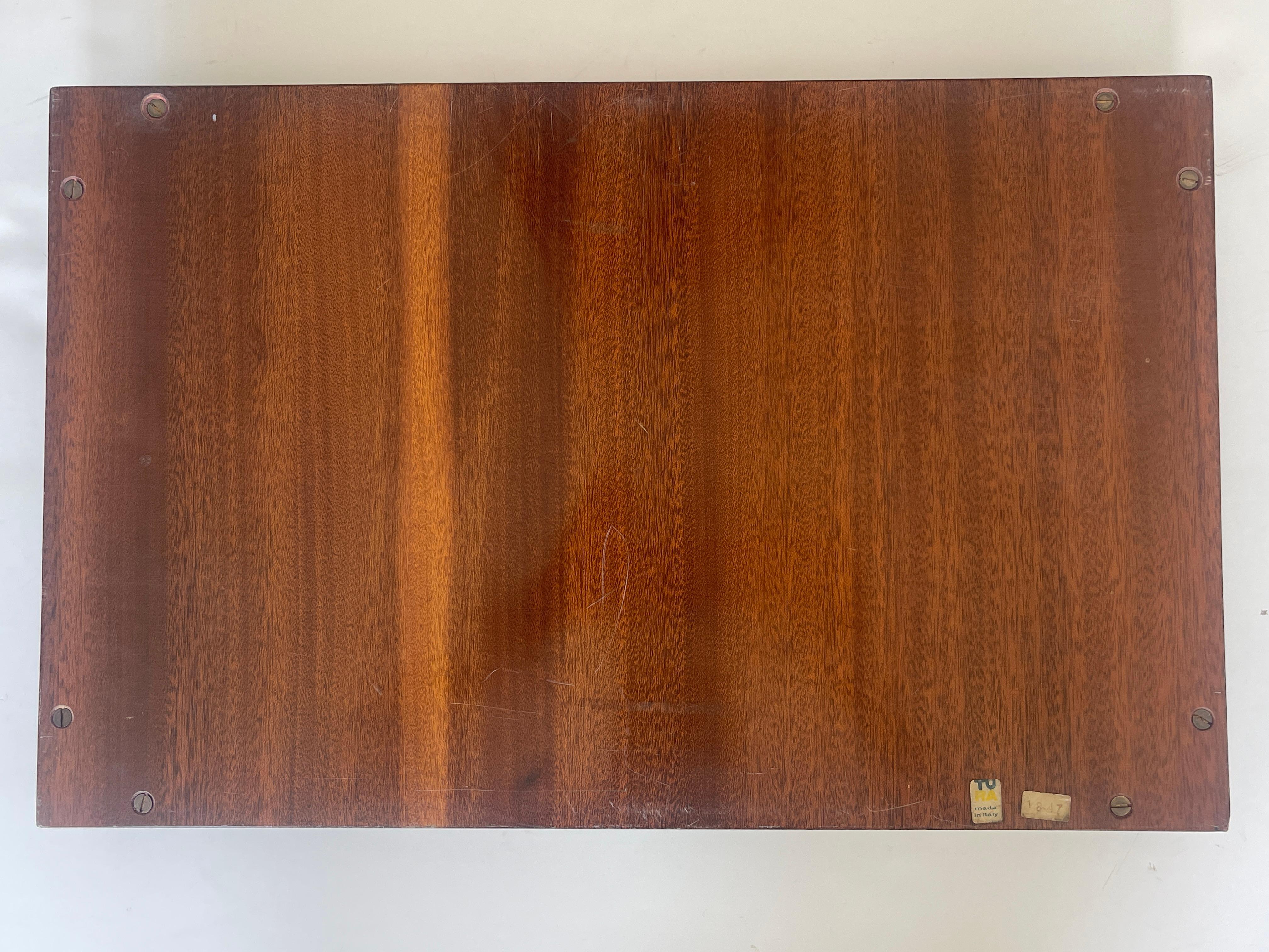 Grande peau de chèvre laquée en brun et rouge, Aldo Tura, Italie, années 1960 en vente 4