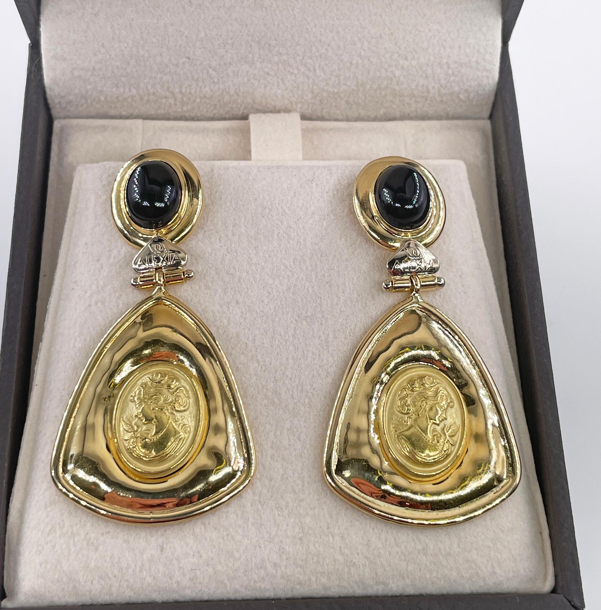 Estate Made in Italy ALEXIA Orecchini pendenti d'epoca in oro giallo 18KT con incisione a cammeo in stile etrusco e onice nero

Il paio perfetto per tutti i giorni e per tutte le occasioni, con un tocco di contrasto per elevare il tuo outfit e