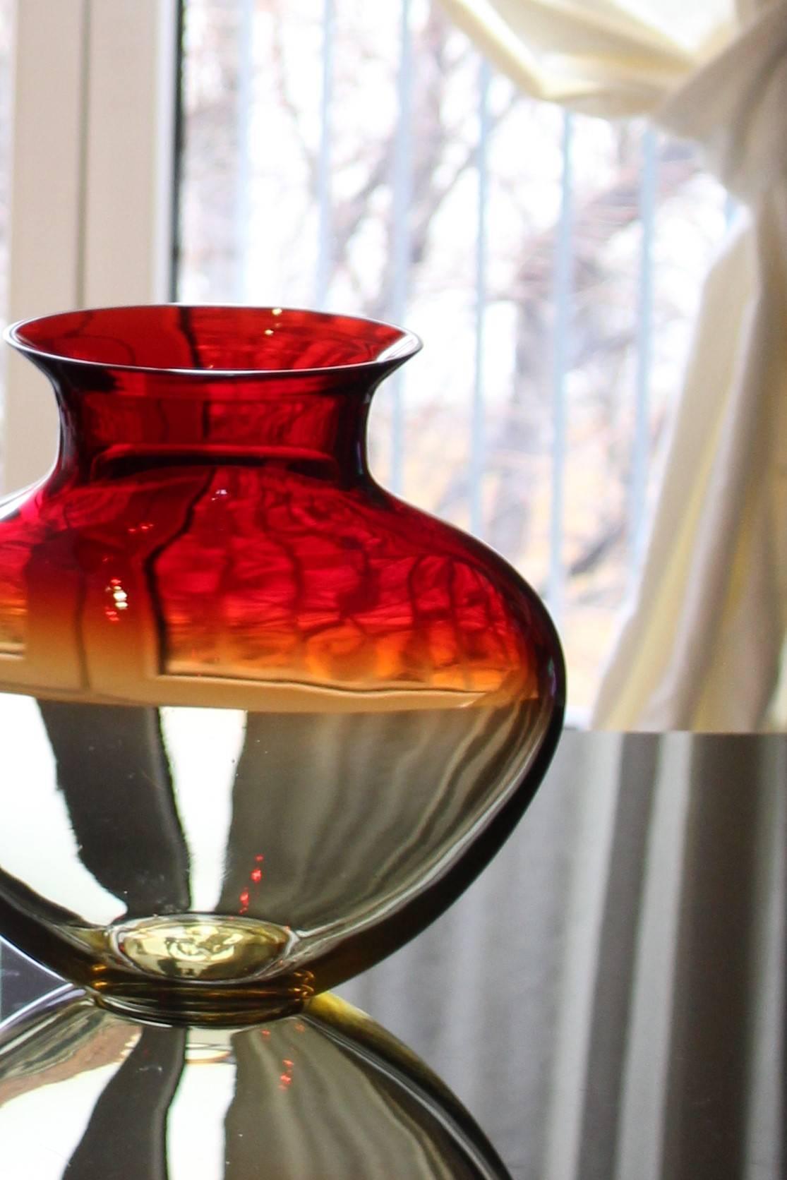 Italian Alfredo Barbini Murano Glass Vase, 1970s In Excellent Condition In Verona, IT