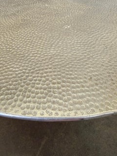 Tavolino italiano con piano martellato in alluminio, ispirato a Paola Navone