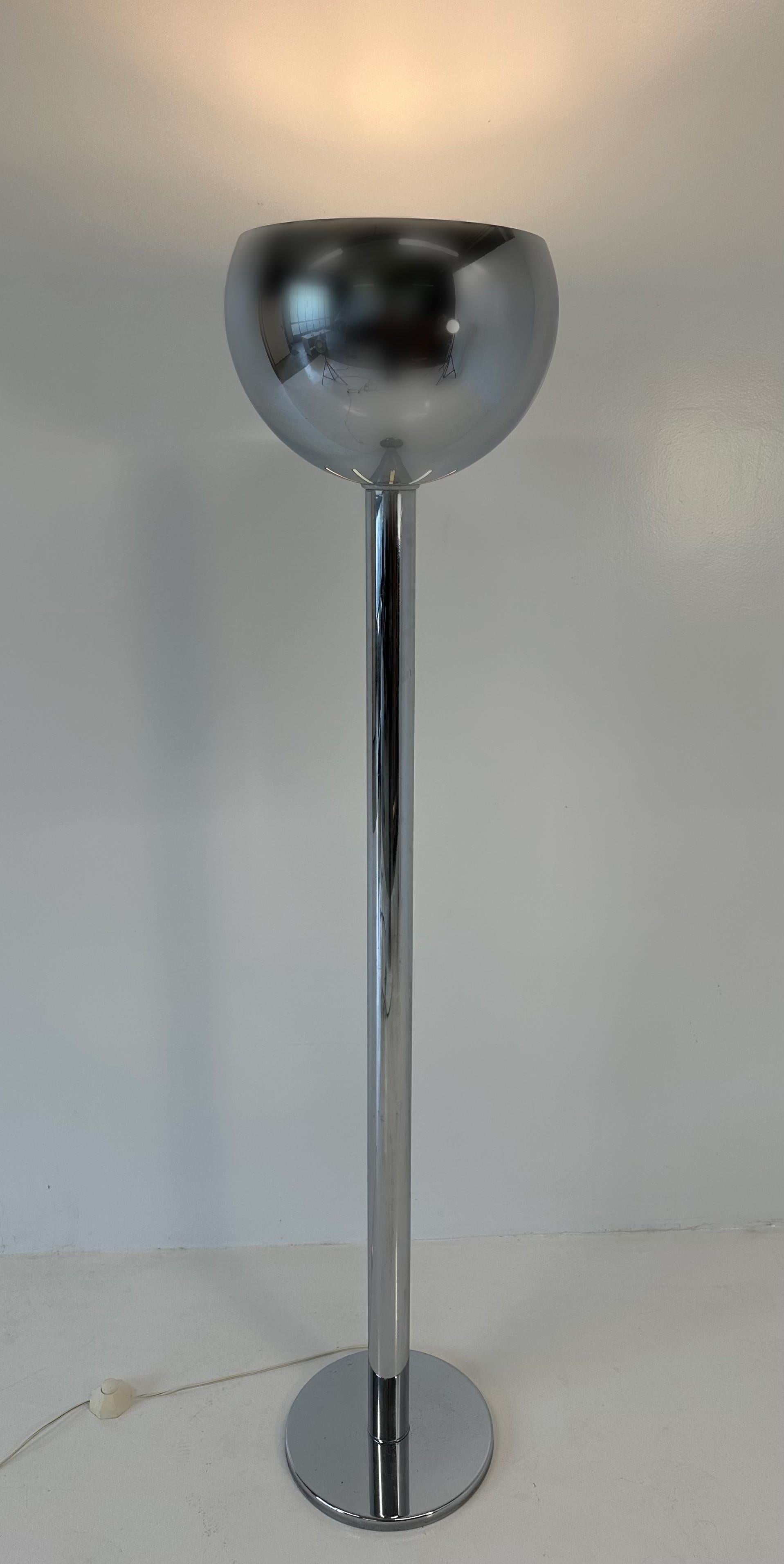 This floor lamp was produced in Italy in the 1970s and it is attributed to the mod. AM2Z by Franco Albini for Nemo Lighting. The structure is entirely in chromed metal. The diffuser has an inverted dome with a white lacquered interior. 