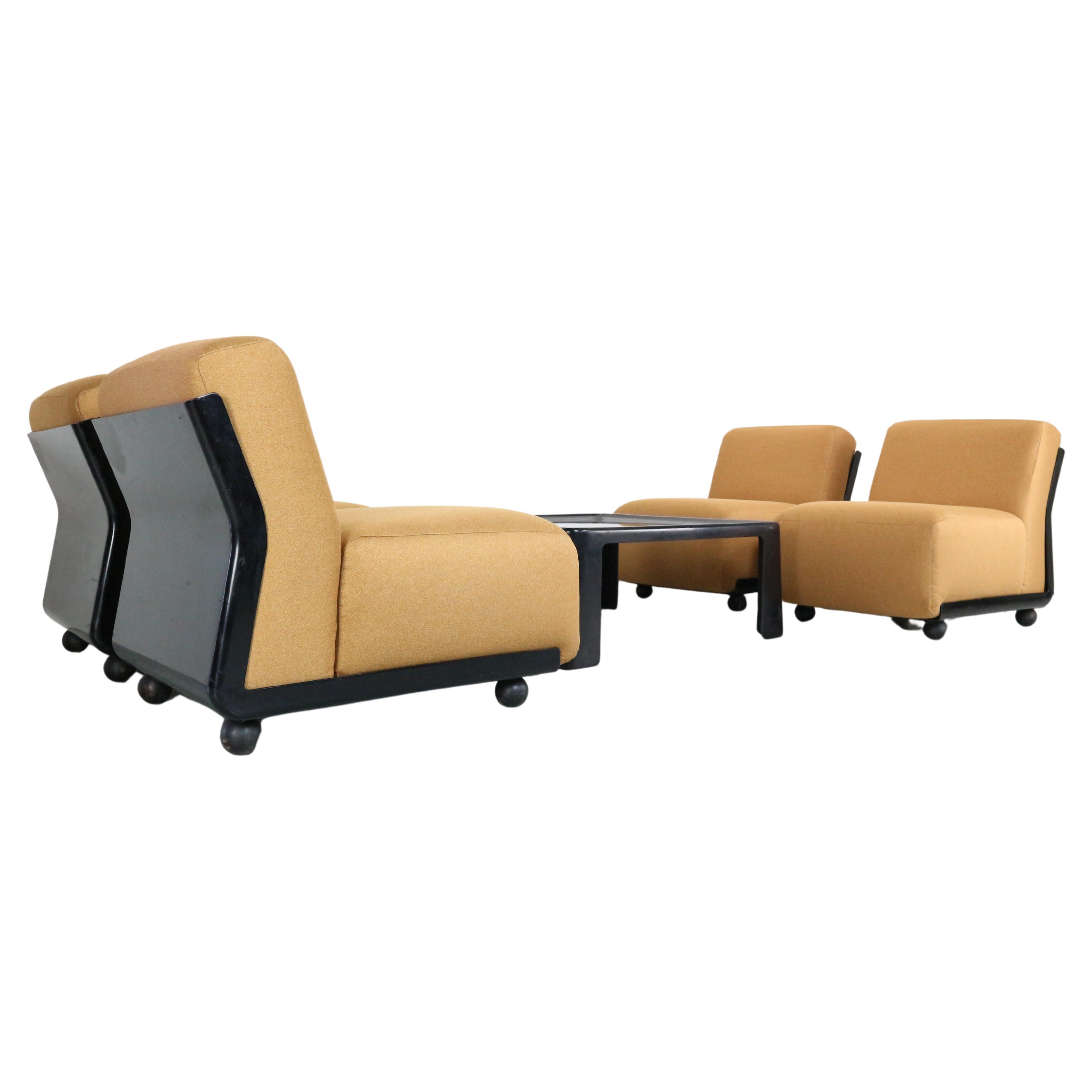Vier Stühle amanta model 24, entworfen von Mario Bellini für C&B Italia. Sie wurden in den frühen 1970er Jahren hergestellt und unterscheiden sich vom normalen Amanta-Stuhl dadurch, dass sie schmaler sind und die dünne vertikale Kerbe in der Mitte