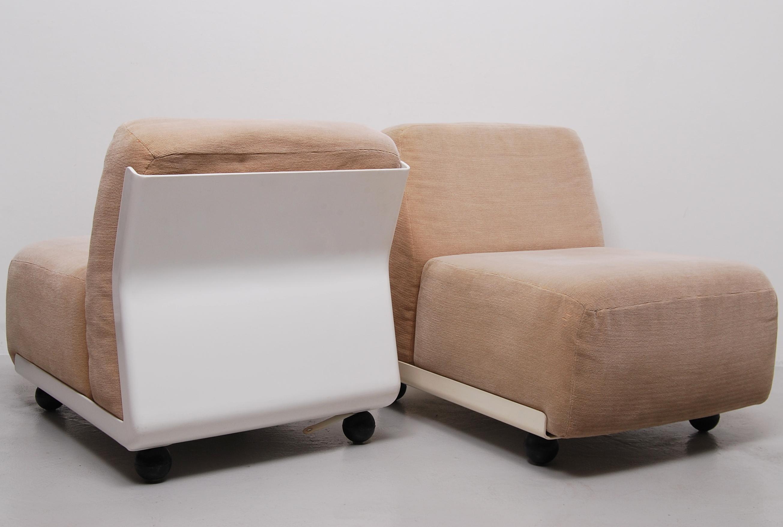Two amanta model 24 chairs designed by Mario Bellini for B&B Italia. They were manufactured in the early 1970s, these differ from the standard Amanta chair by being narrower and lacking the thin vertical notch in the middle of the back. The Amanta