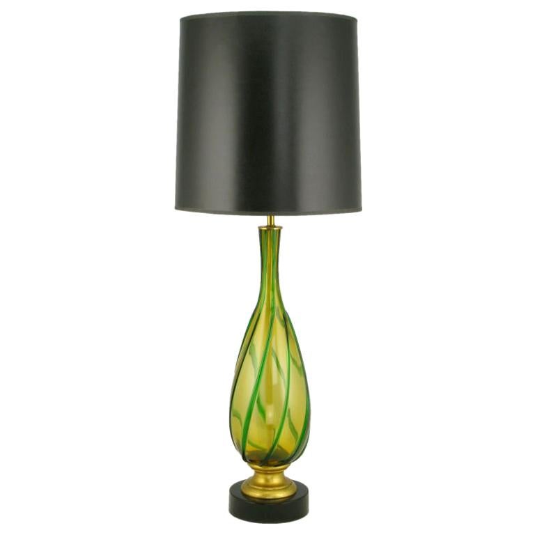 Italienische Muranoglas-Tischlampe aus Bernstein und grünem wirbelndem Glas im Angebot