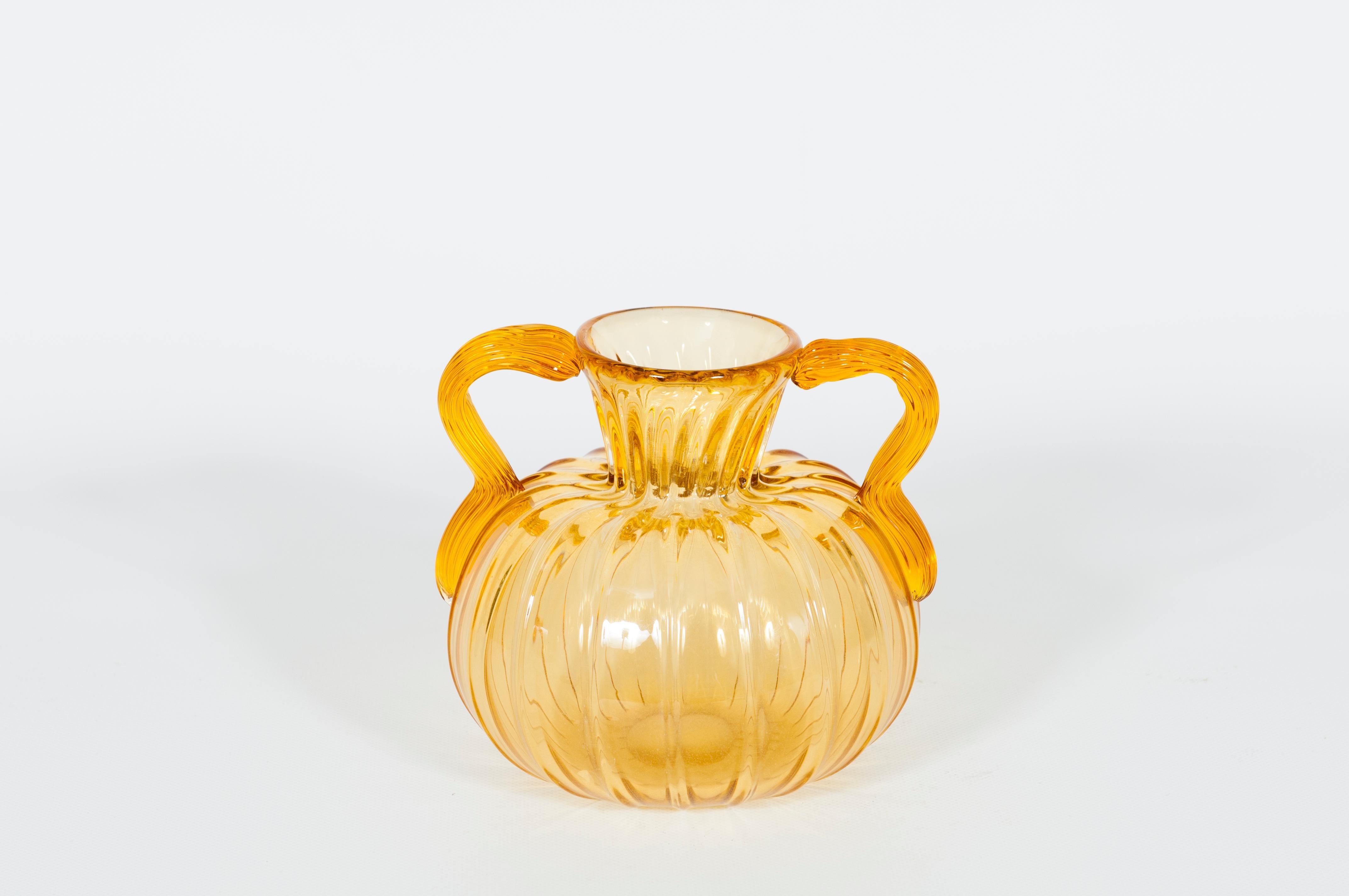 Italian amber-color Murano glass amphora, 1980s, Venice.
This amazing creation clearly owes to the Venetian love of beauty and art. Entirely made with blown amber-color glass in the island of Murano in the 1980s, this artistic amphor stands out for