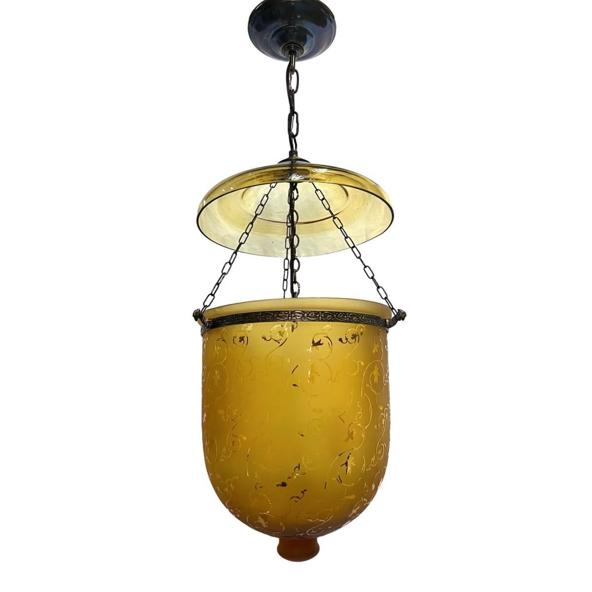Lanterne italienne des années 1950, gravée à l'ambre, avec 3 lumières intérieures.

Mesures :
Chute : 26