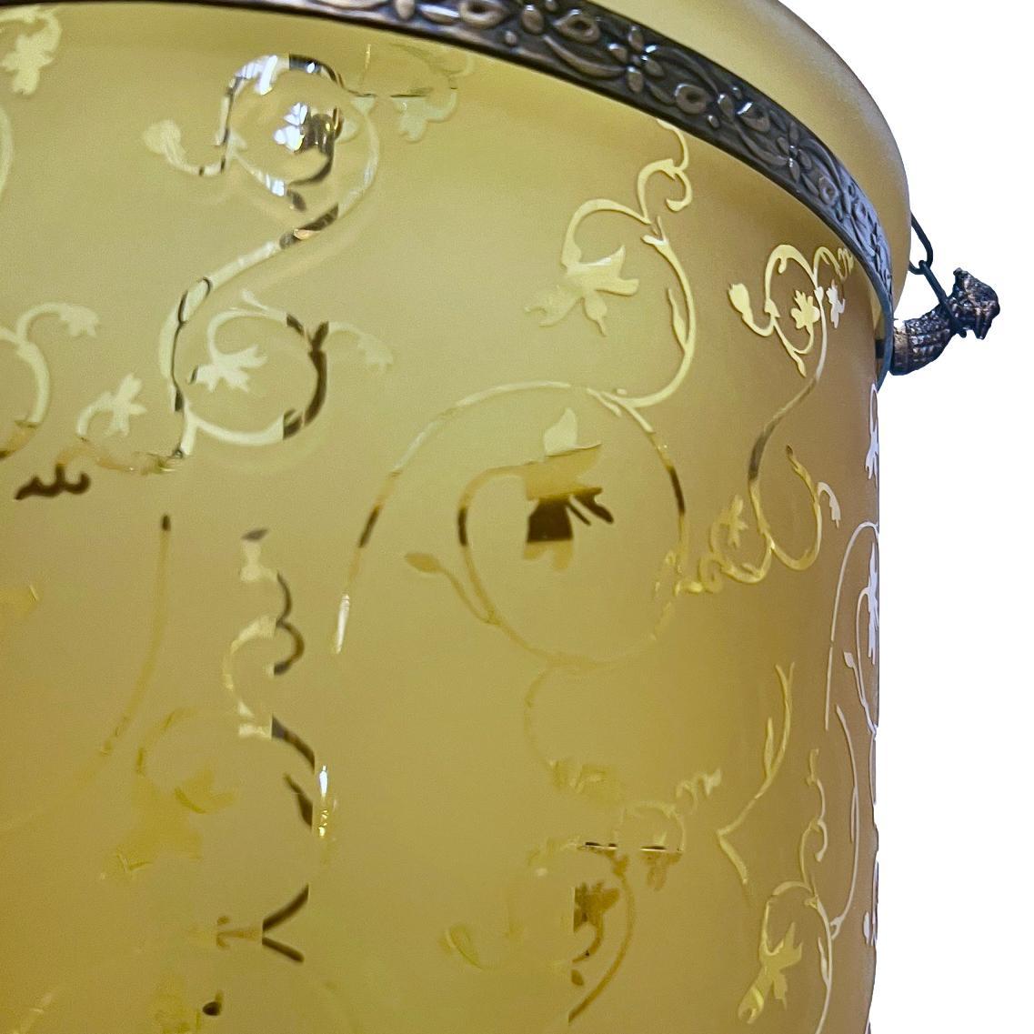 Lanterne italienne en ambre gravée Bon état - En vente à New York, NY