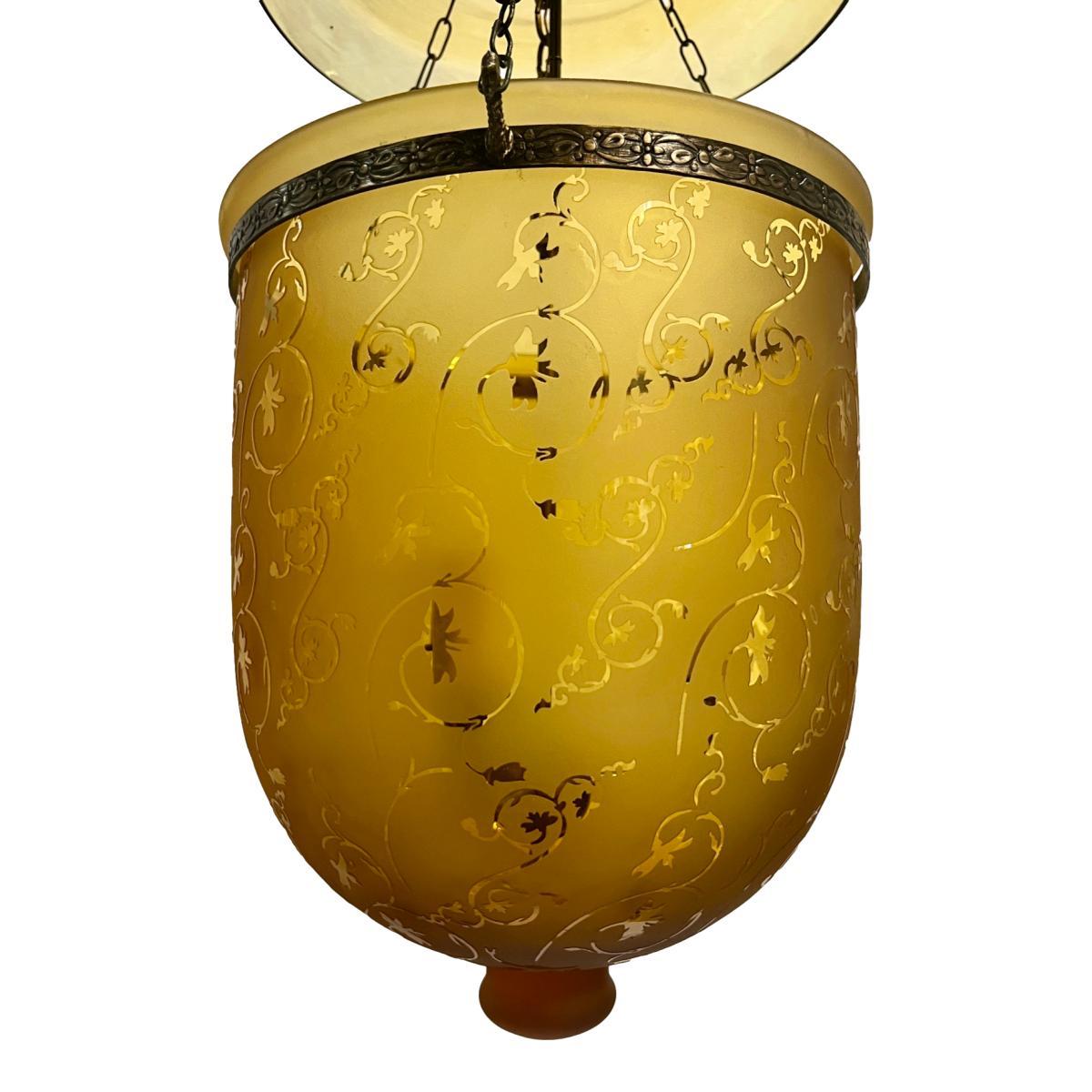 Milieu du XXe siècle Lanterne italienne en ambre gravée en vente