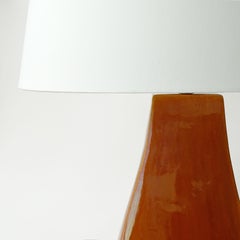 Lampada da tavolo in ceramica con smalto ambrato italiana utilizzata negli interni di Renzo Mongiardino