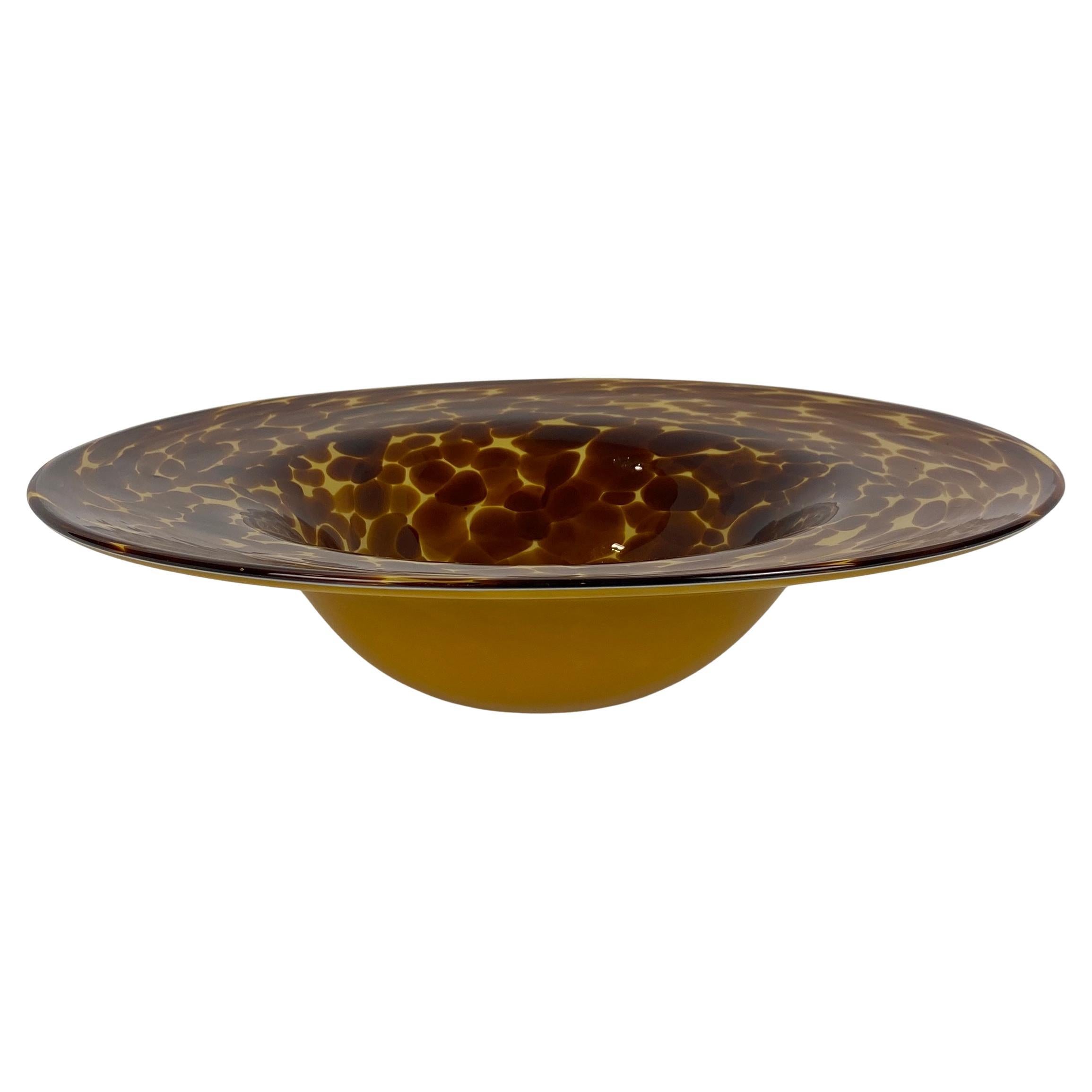 Eine große bernsteinfarbene Murano-Kunstglasschale oder eine große Glasschale mit Schildpattmotiv.
Eine atemberaubende dekorative Schale, die sich wunderbar auf einem Cocktail- oder Couchtisch, einer Konsole oder einem Regal macht.
Legen Sie Ihre