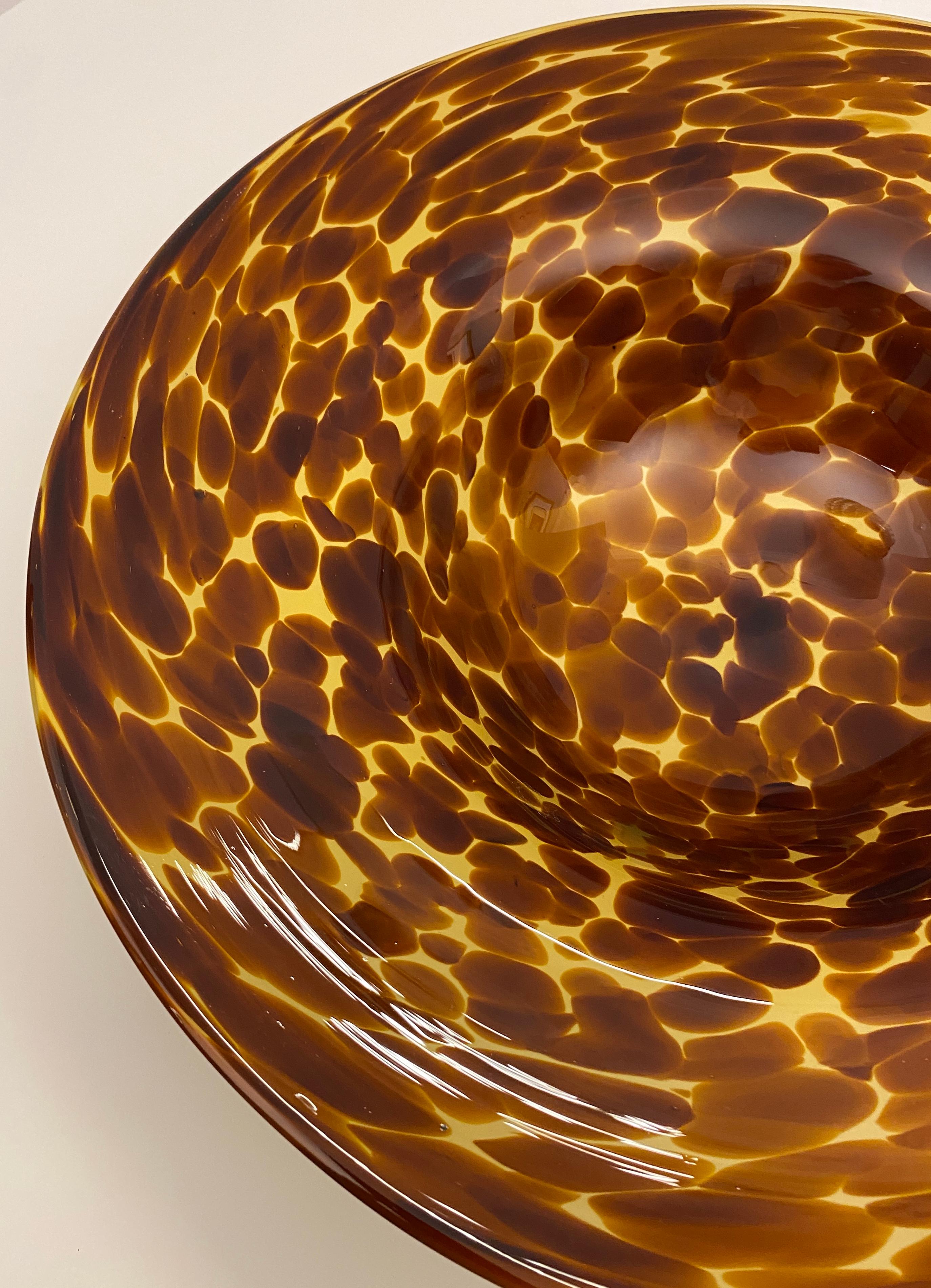 Italienische Schale aus Bernstein-Murano-Kunstglas, Schale mit Schildpatt-Motiv aus mundgeblasenem Glas (20. Jahrhundert) im Angebot