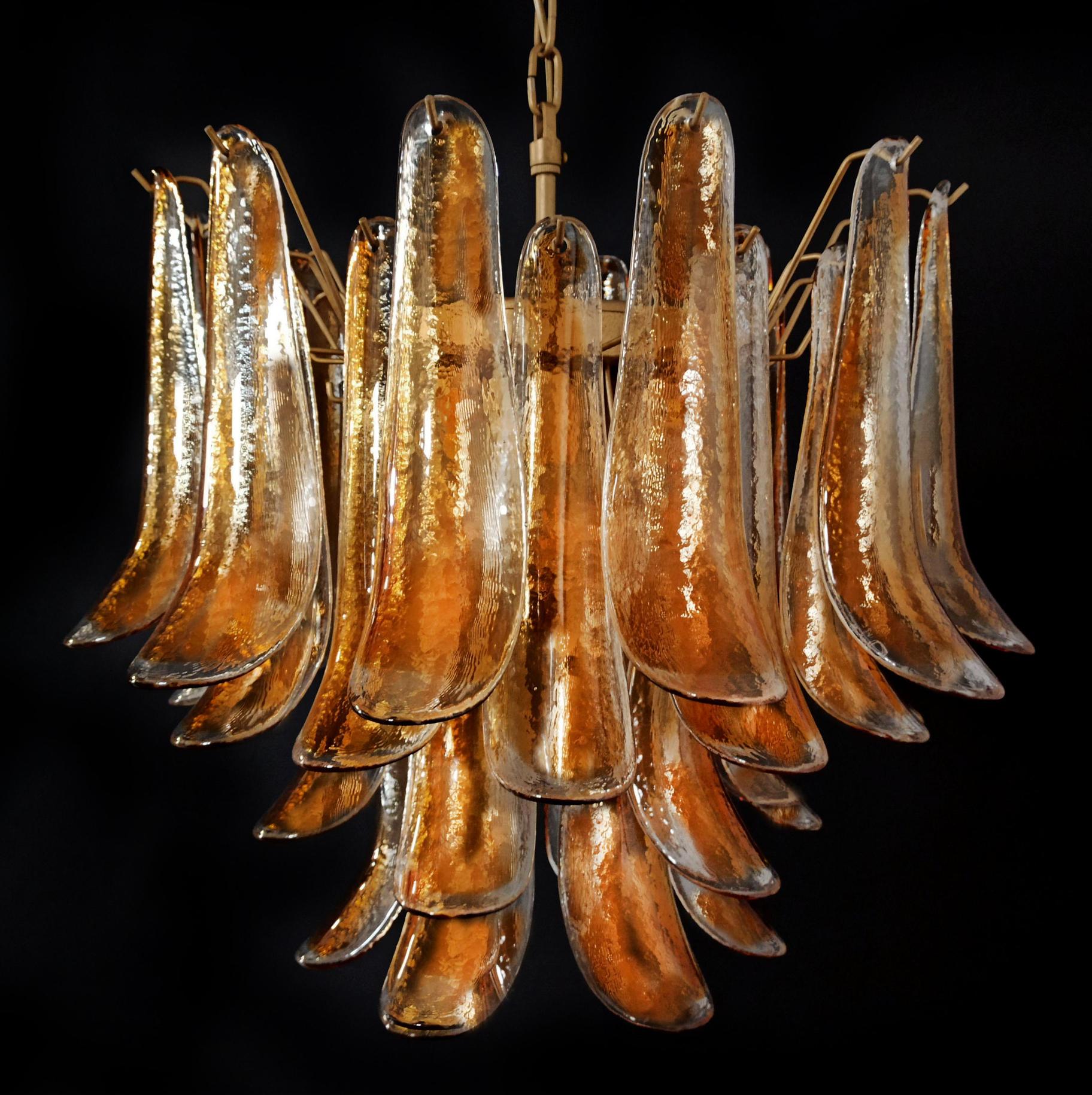 20ième siècle Lustres italiens à pétales d'ambre, Murano en vente