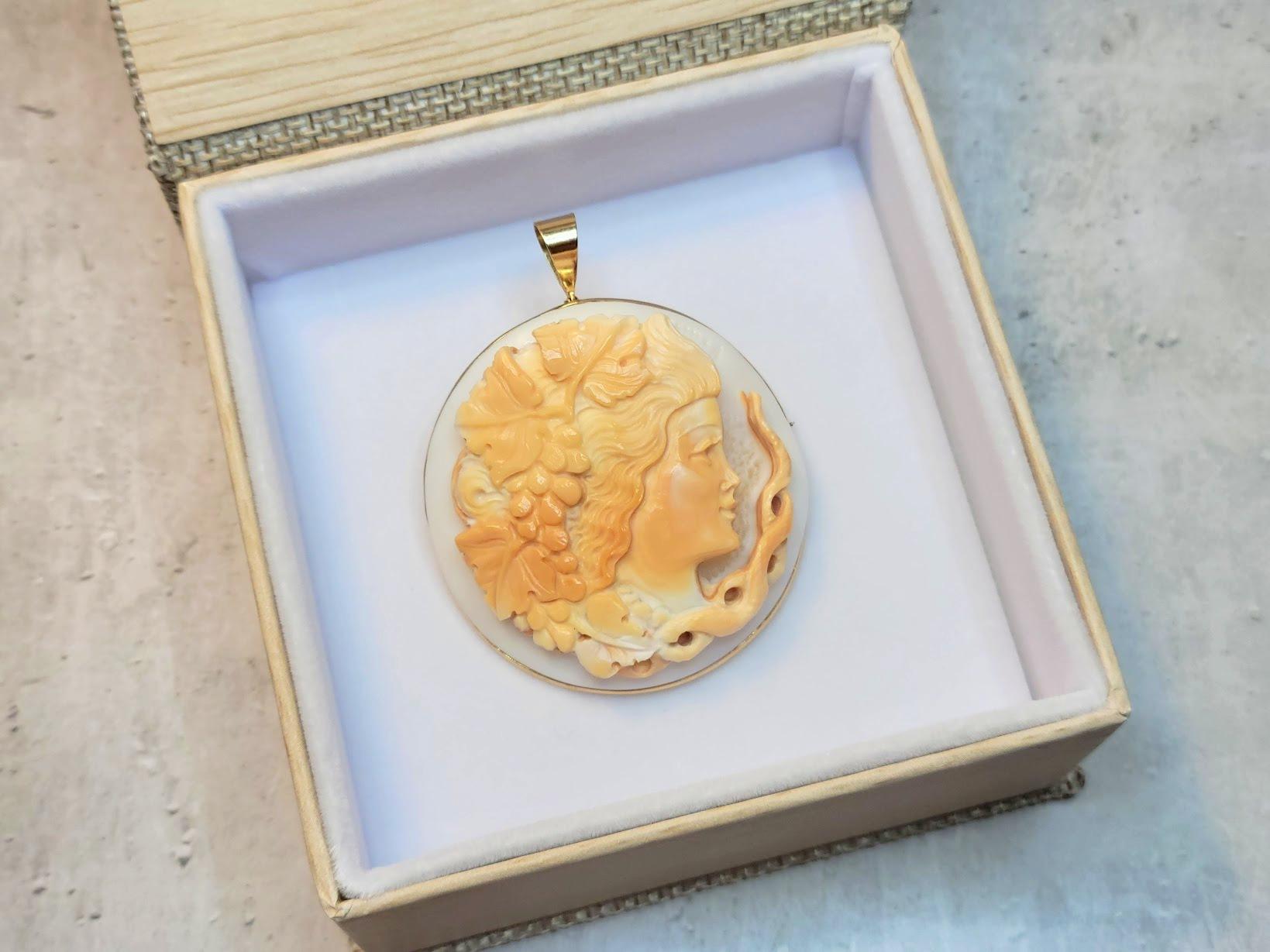Amedeo Italian Shell Cameo 14K Gold Pendant Brooch For Sale 1