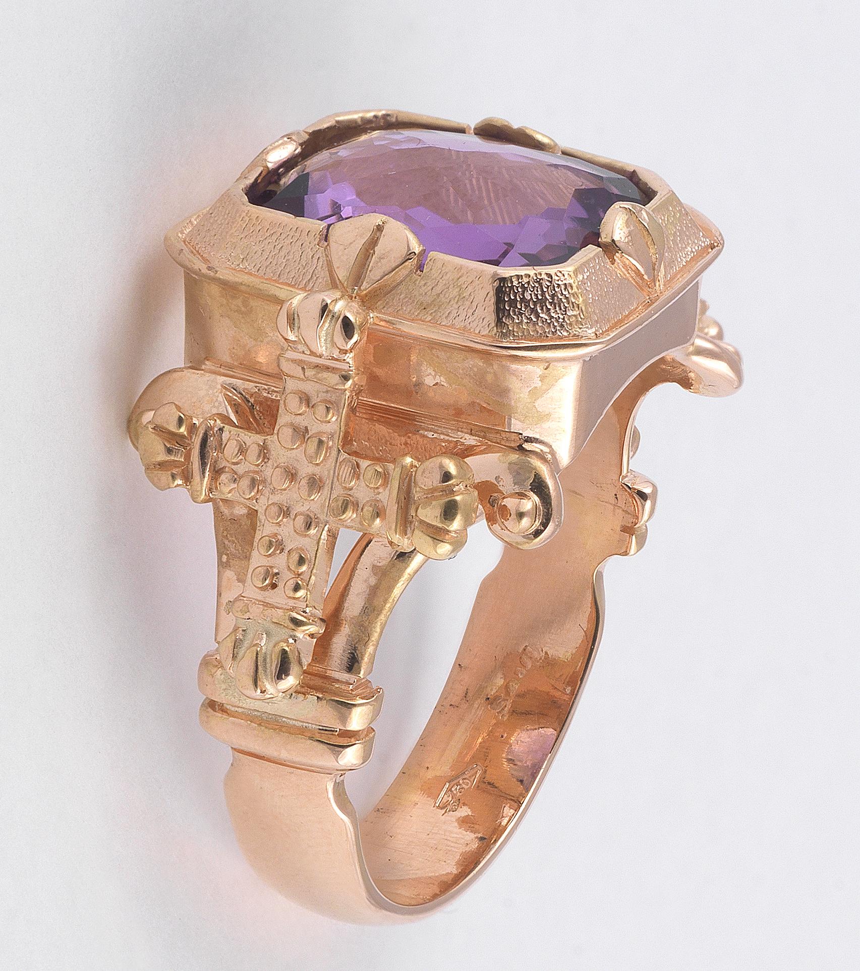 BERNARDO ANTICHITÀ PONTE VECCHIO FLORENCE 

The Siberian Amethyst of which is only seen in Royal Regalia. 18kt Rose Gold mount with a Cross on each shoulder and in oval recesses.
Size : 11
Weight:17,2gr.