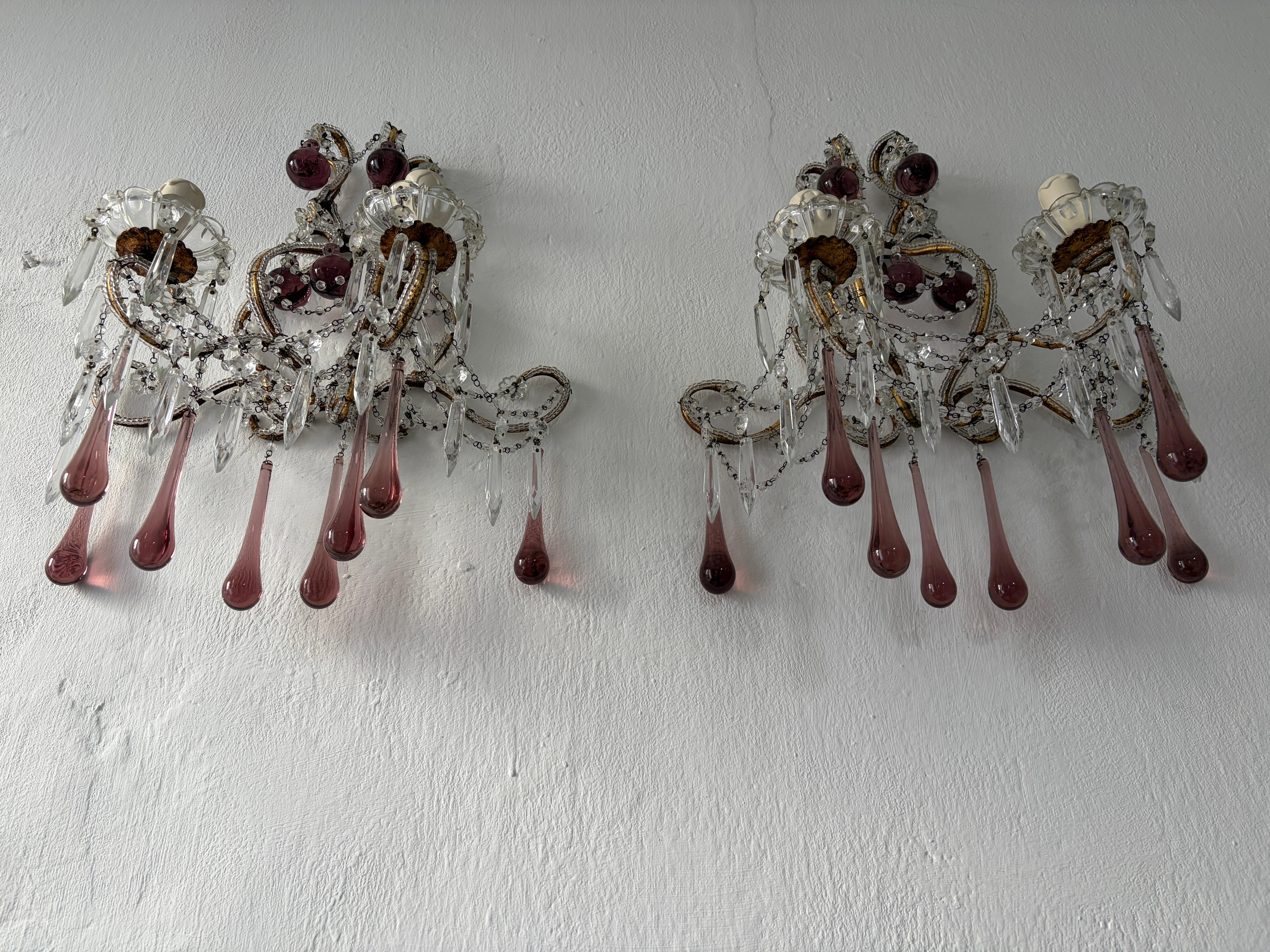 Con 2 luces cada una, colocadas en bobeches de cristal con prismas de cristal. Llegarán recableados con enchufes certificados UL para EE.UU. o enchufes adecuados para tu país.  Con cuentas por todas partes.  Adornos florales y guirnaldas de bolas de