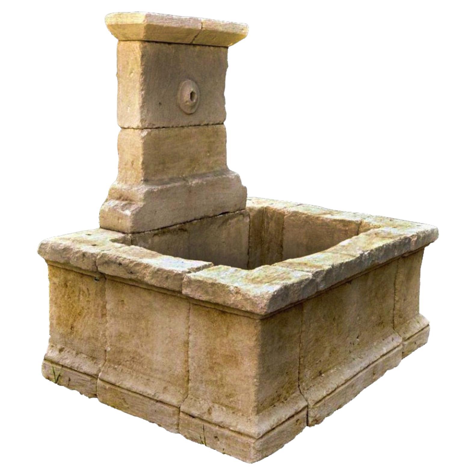 Ancienne grande fontaine italienne en pierre avec bassin de toilette 19ème siècle