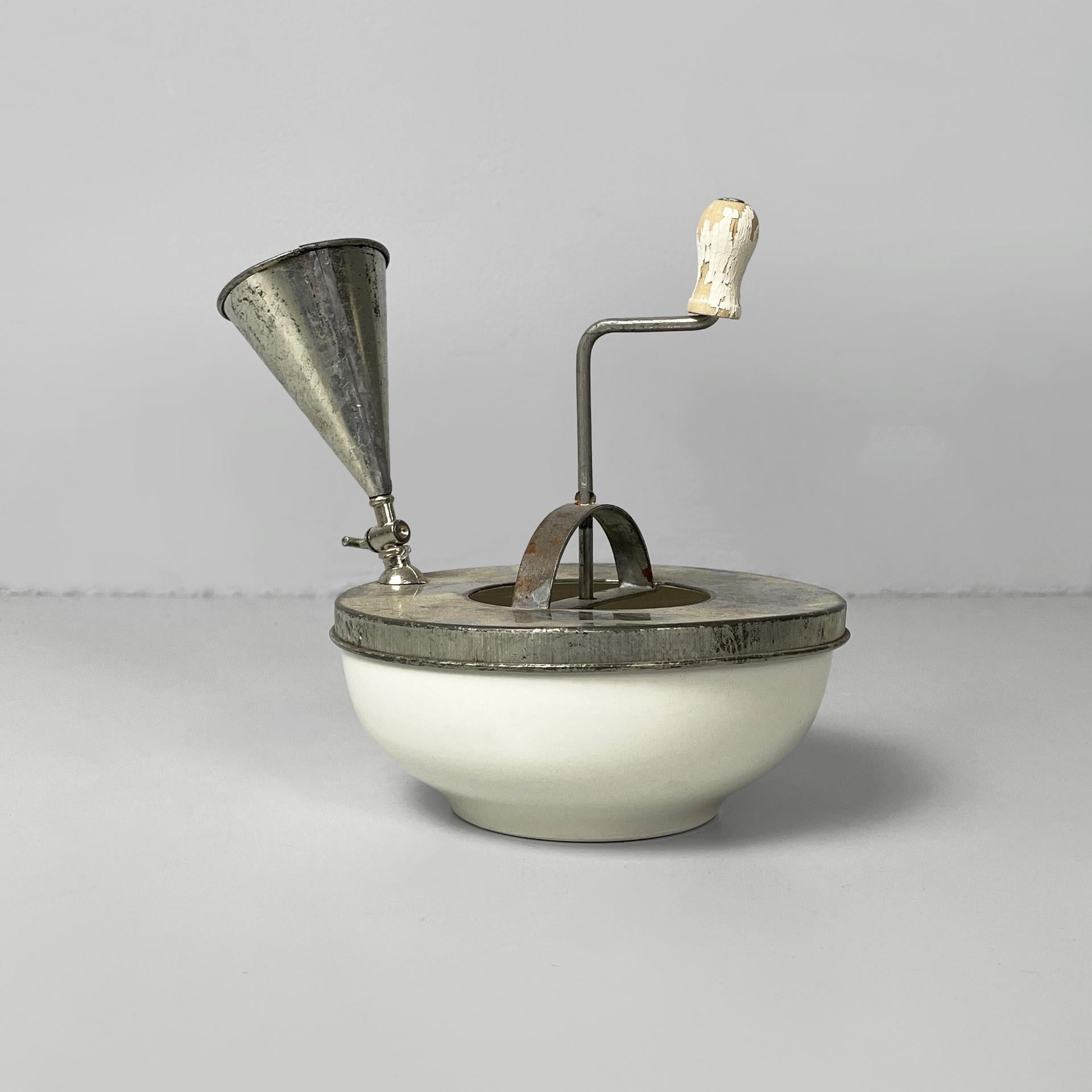 Macchina per maionese italiana e in metallo di Lavero, 1911
Macchina per la maionese in metallo e ceramica. La struttura è costituita da un cono in cui vengono inseriti gli ingredienti e da una manovella che muove delle pale metalliche per mescolare