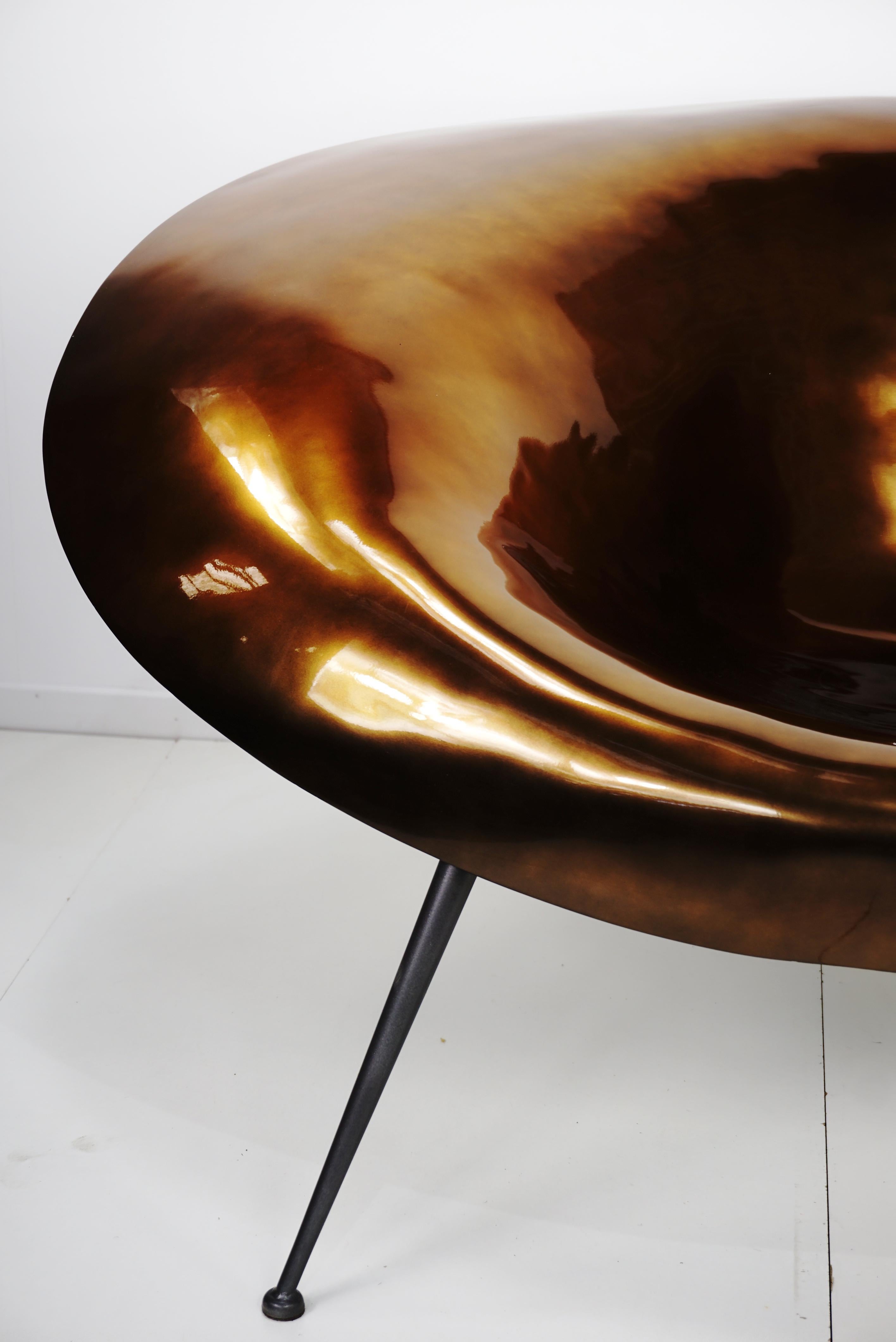 Italienischer und organischer Design-Sessel aus Fiberglas mit Fiberglasschale, Dreibeinfuß aus Metall und Kupferlack! Hervorragend und in ausgezeichnetem Zustand (neue Artikel, nie benutzt).