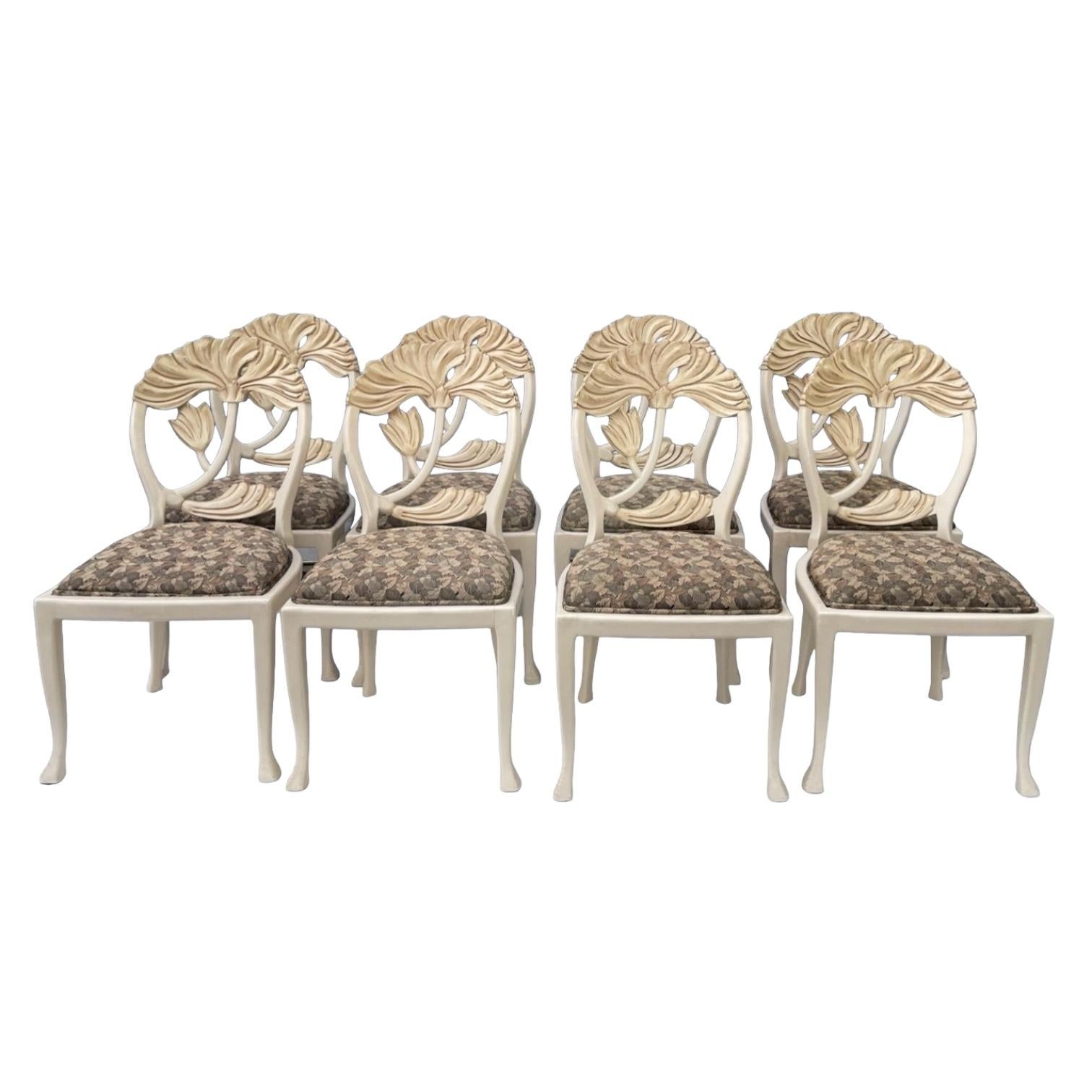 Il s'agit d'une série très familiale ! Il s'agit d'un ensemble de huit chaises d'appoint en bois sculpté italien, réalisé par Andre Originals. Ils présentent un style Art nouveau avec de jolis dos floraux sculptés. La tapisserie est d'époque mais en