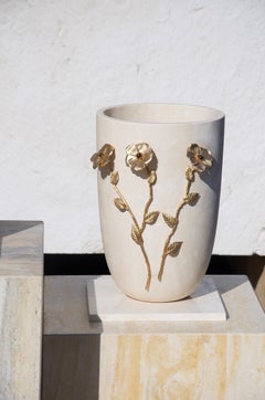 Italienische Vase mit Anemonen in Travertino Navona von Giansanti Home