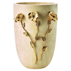 Italienische Vase mit Anemonen in Travertino Navona von Giansanti Home