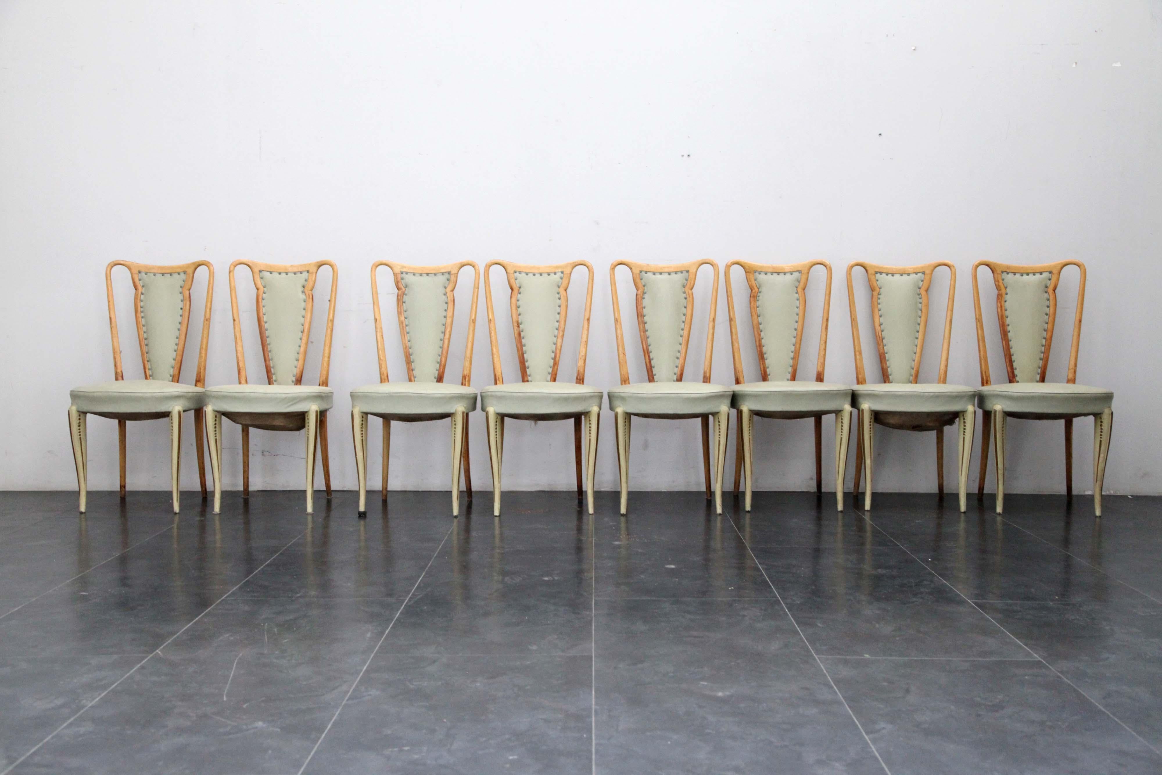Chaise en érable avec cuir vert aigue-marine, pour la Permanente Canù, le design peut être lié à Guglielmo Ulrich.
Ensemble de 8 chaises.