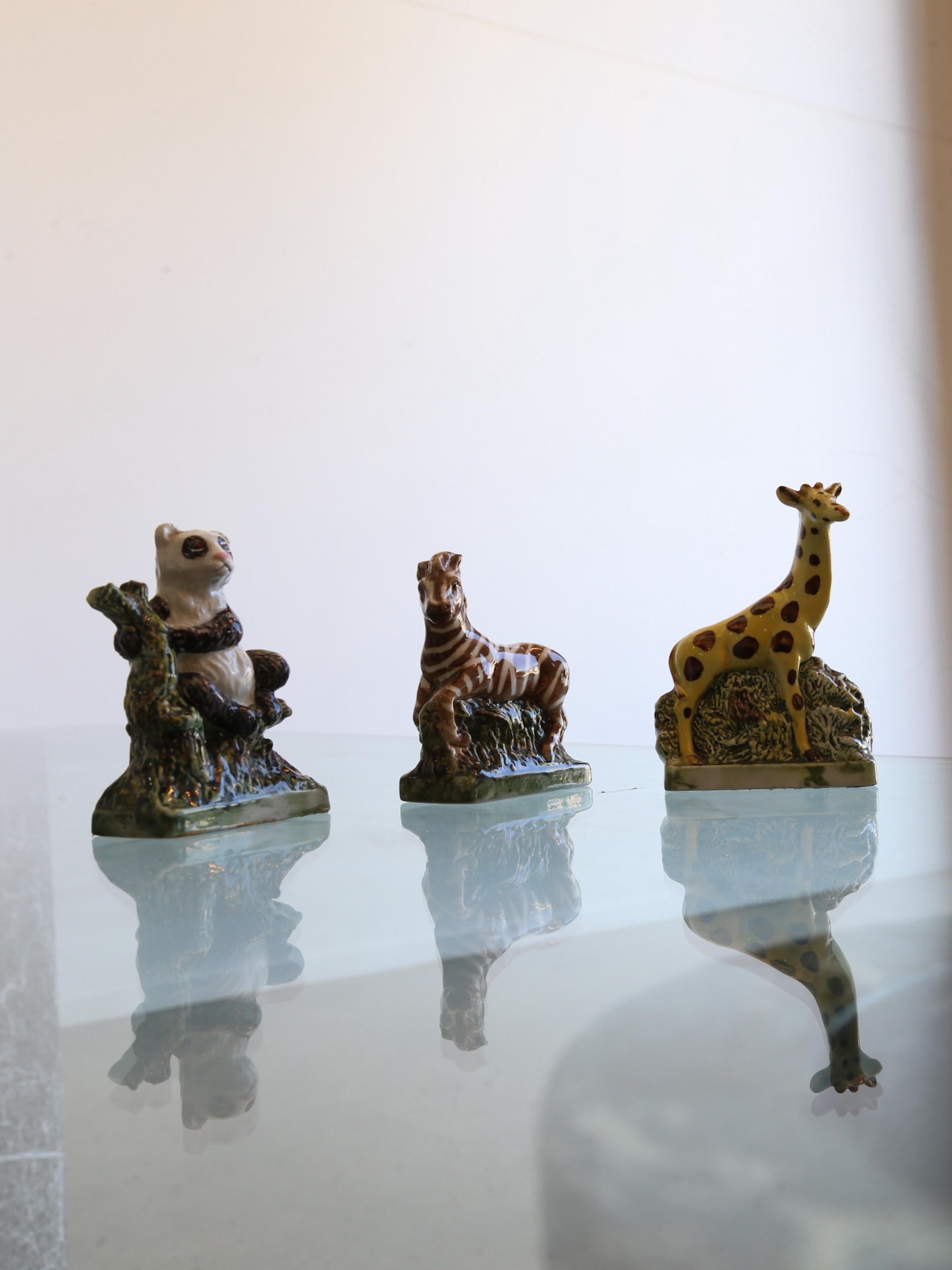 Einzigartiges und sehr sammelwürdiges Set von Tierskulpturen.
Cantine Duca d'Asti ist ein italienischer Keramikhersteller, der eine Reihe von Keramiken herstellt, darunter auch Tierskulpturen, die in Galerien und Fachgeschäften auf der ganzen Welt