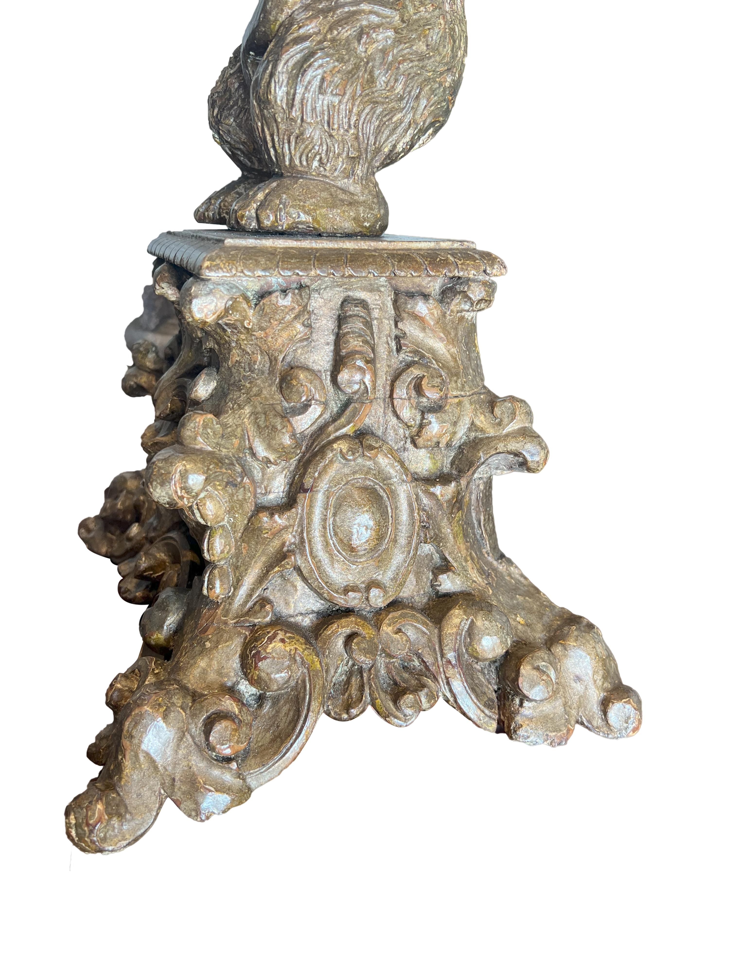 Antike italienische handgeschnitzte Holzkandelaber aus dem 17. Jahrhundert auf einem Sockel aus der Renaissance.  im Angebot 4