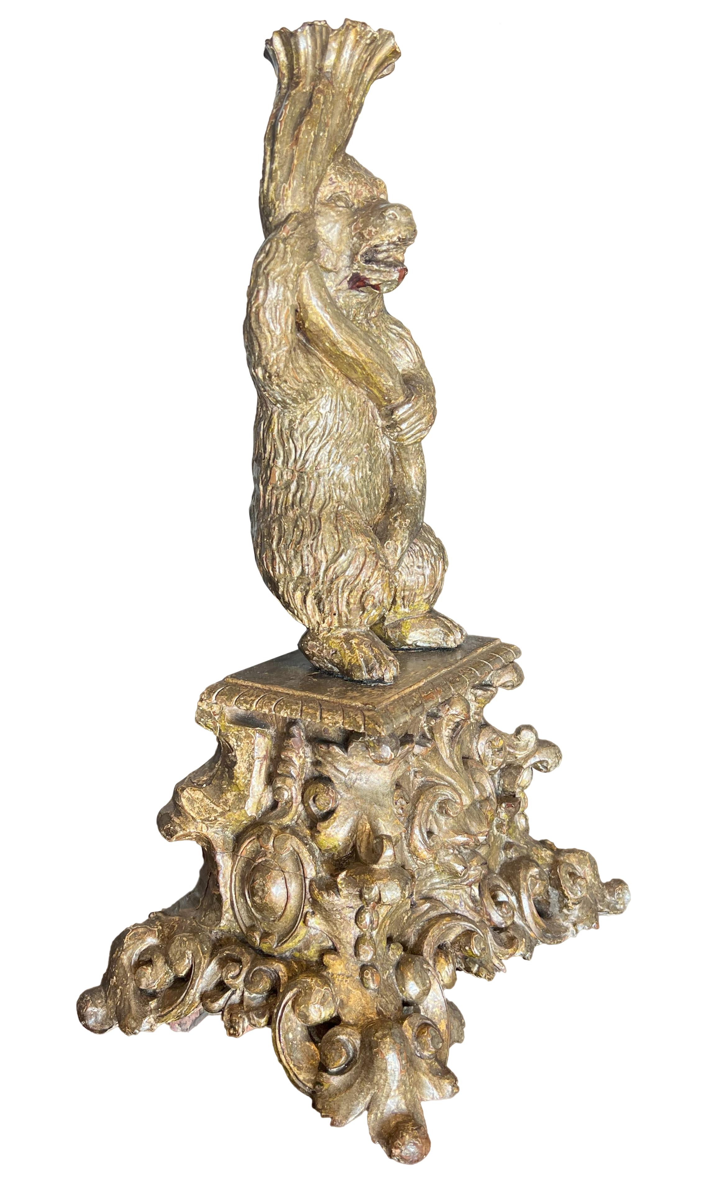 Candélabre italien ancien du 17ème siècle en bois sculpté à la main sur une base de la Renaissance.  en vente 6